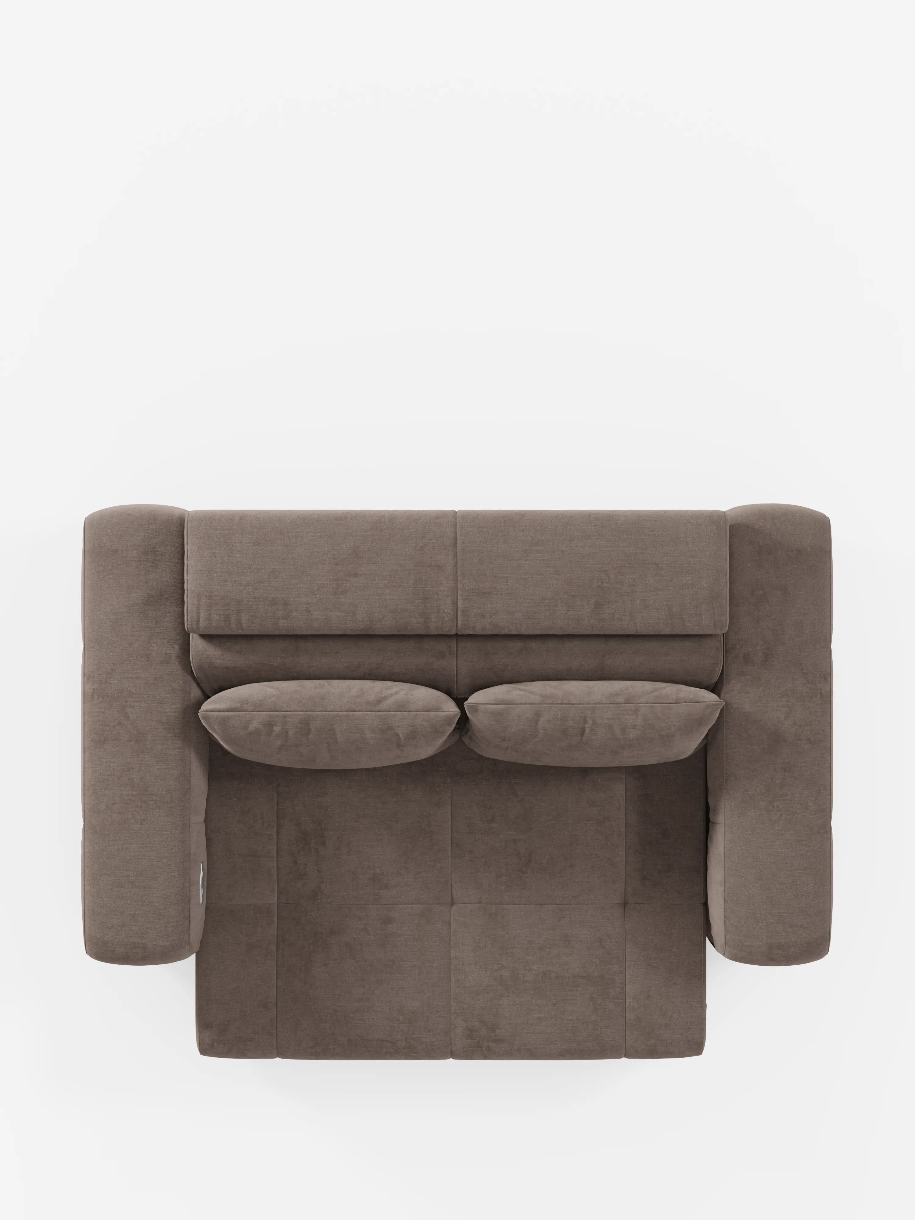 Vista dall’alto del divano Monarch Divano con Relax Elettrico di Divani.Store, un moderno divano imbottito marrone caratterizzato da due cuscini di seduta quadrati e due cuscini dello schienale rettangolari abbinati, su sfondo bianco. I braccioli arrotondati e il design minimalista e contemporaneo del divano esaltano l’eleganza di questo modello, dotato di sedute estensibili, poggiatesta reclinabile e realizzato in morbido tessuto T31 resistente alle macchie.