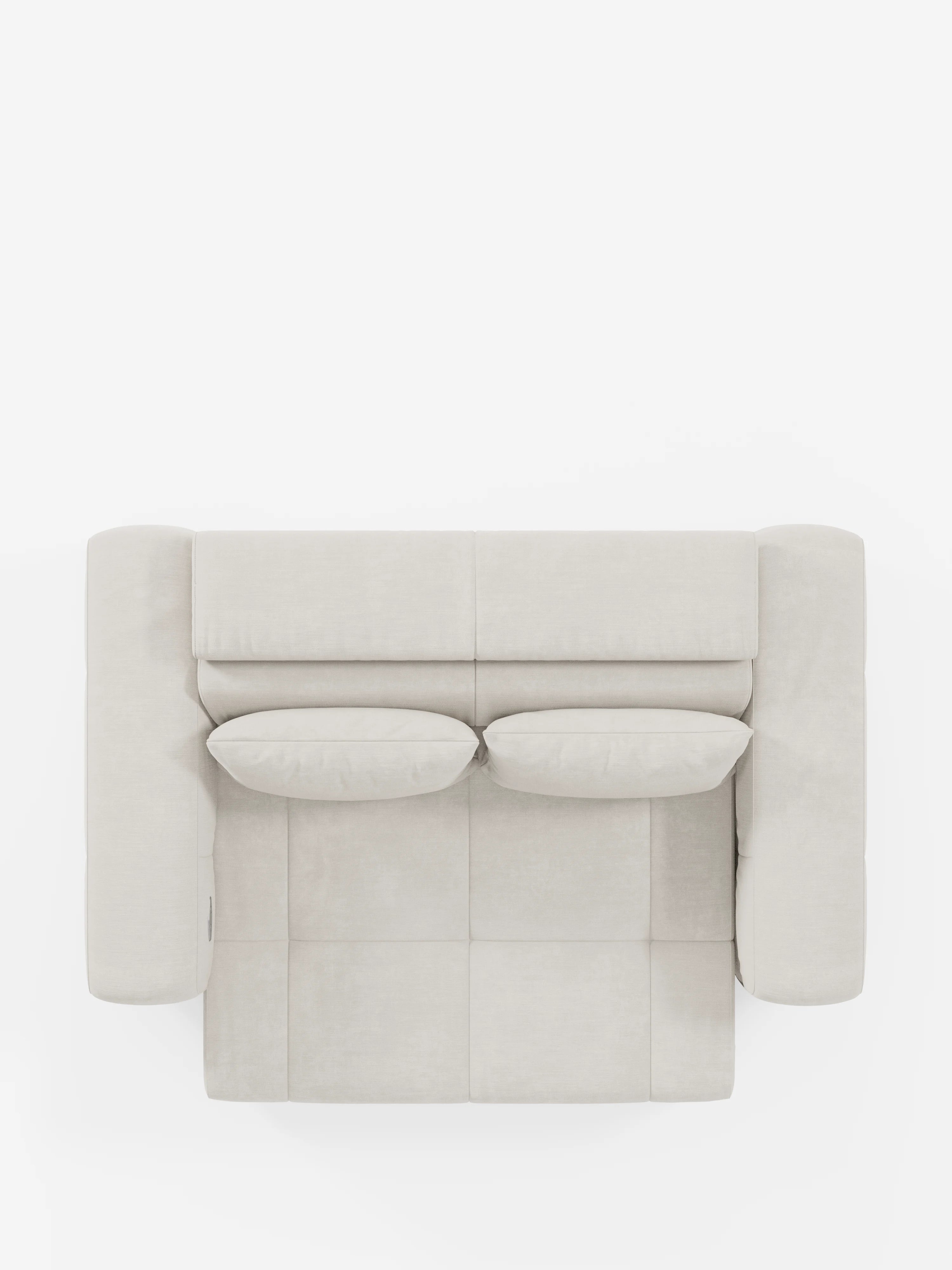 Vista dall’alto del divano Monarch con funzione relax elettrica per l’allungamento delle sedute e poggiatesta reclinabile di Divani.Store, presentato con rivestimento morbido T31 in beige chiaro, facile da pulire. Questo divano moderno presenta due cuscini di seduta, due cuscini dello schienale rettangolari e ampi braccioli imbottiti, il tutto su uno sfondo bianco a tinta unita. Il design è caratterizzato da linee pulite e dritte e da una texture morbida e invitante.