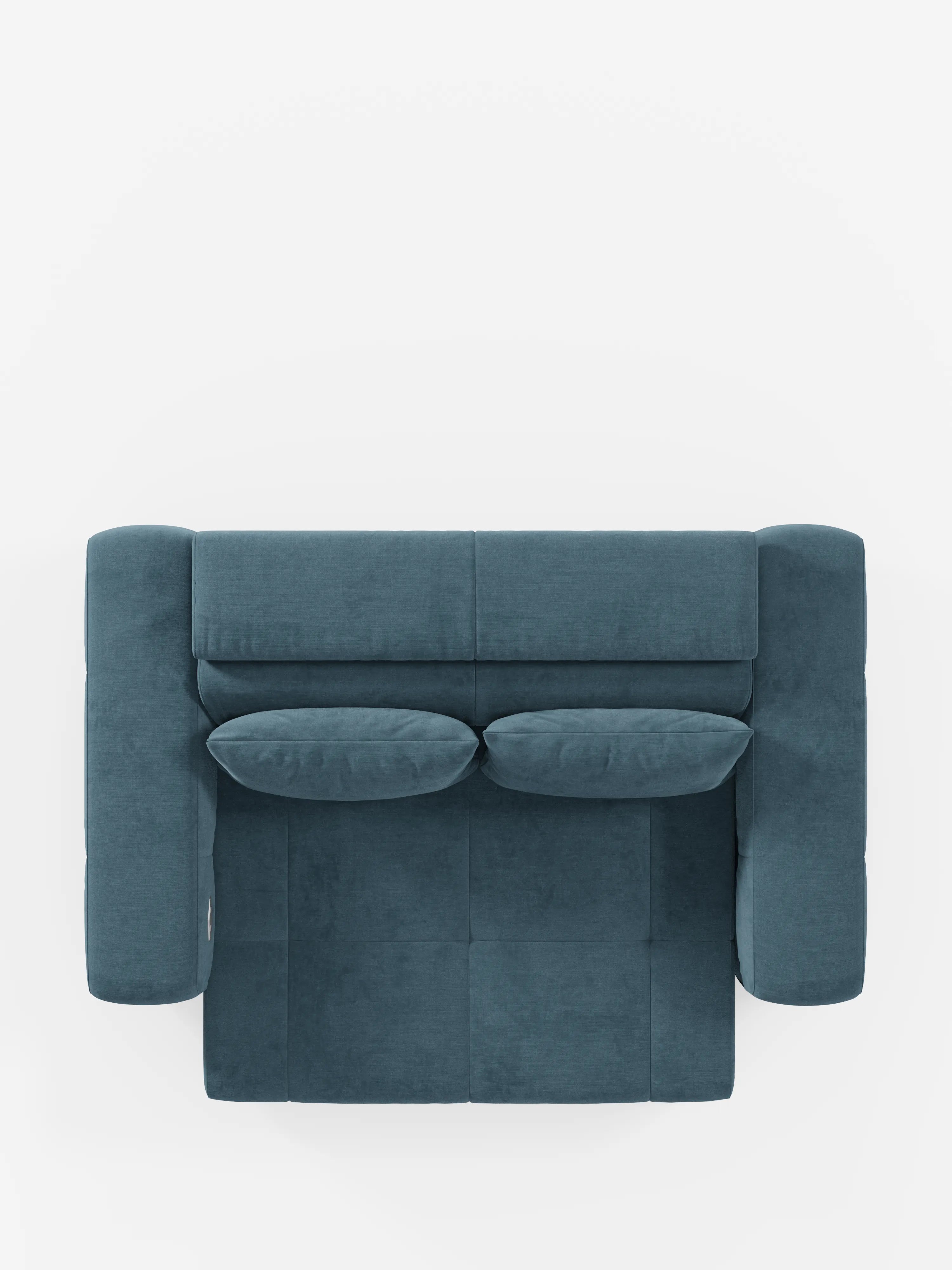 Vista dall'alto del divano Monarch con funzione relax elettrica per l'allungamento delle sedute e poggiatesta reclinabile di Divani.Store, rivestito in morbido tessuto T31 blu-verde acqua resistente alle macchie. Questo divano moderno presenta due cuscini di seduta rettangolari e due cuscini decorativi abbinati, con ampi braccioli imbottiti e un aspetto morbido e accogliente, che risalta sullo sfondo bianco a tinta unita.