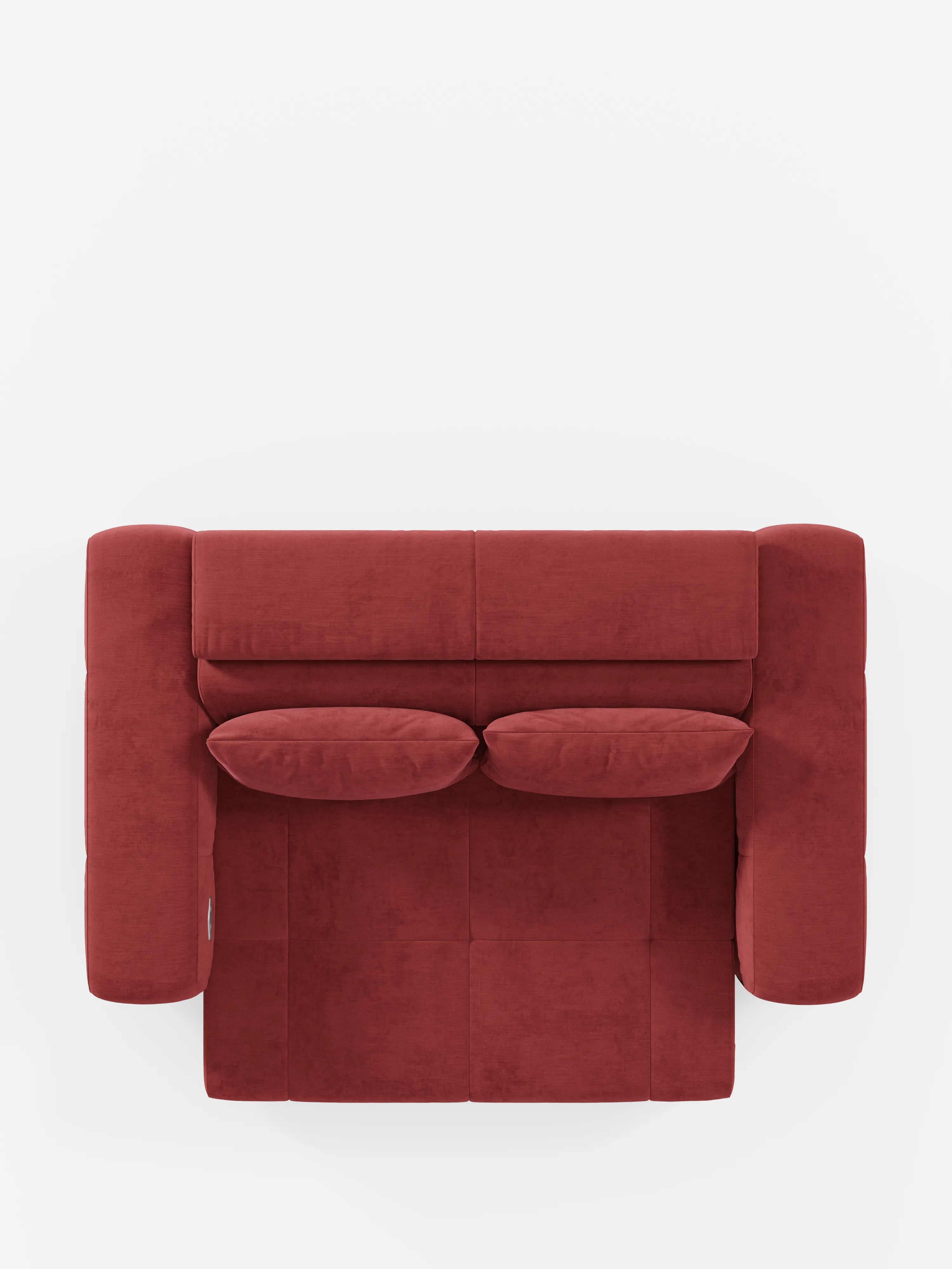 Una vista dall'alto del divano Monarch con funzione relax elettrica per l'allungamento delle sedute e poggiatesta reclinabile in morbido tessuto smacchiabile T31 di Divani.Store, un moderno divano rettangolare rosso con due cuscini abbinati, il tutto su uno sfondo bianco a tinta unita. Questo divano contemporaneo si contraddistingue per le linee pulite e l’aspetto lussuoso e imbottito.