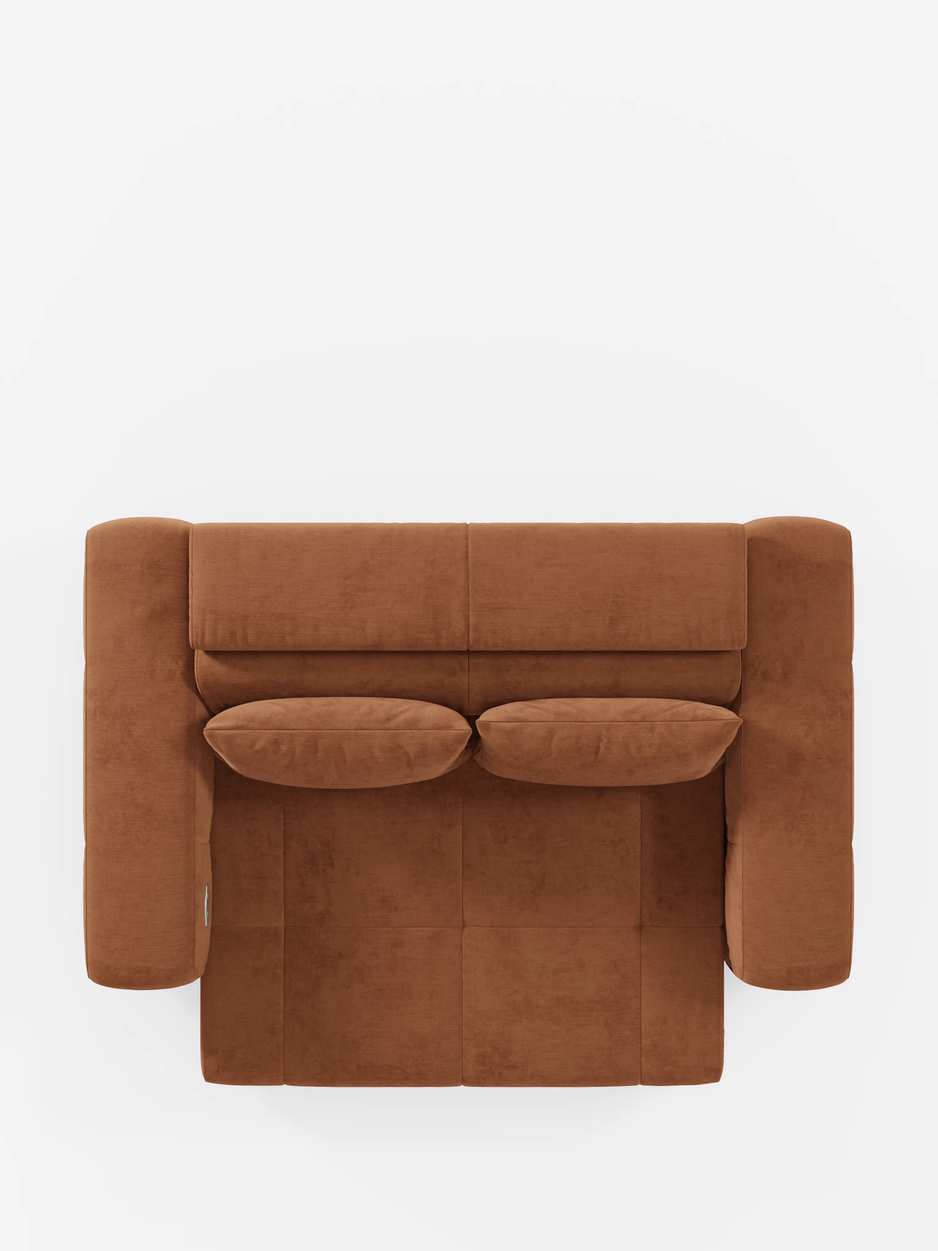 Vista dall'alto del divano Monarch con relax elettrico per l'allungamento delle sedute e poggiatesta reclinabile di Divani.Store, presentato nella versione in tessuto marrone smacchiabile T31. Questo divano letto dal design contemporaneo presenta due cuscini coordinati sullo schienale, mentre la seduta rettangolare, i braccioli e i cuscini sono tutti rivestiti con lo stesso tessuto marrone. La parte letto si apre formando una superficie piana. Sfondo bianco.