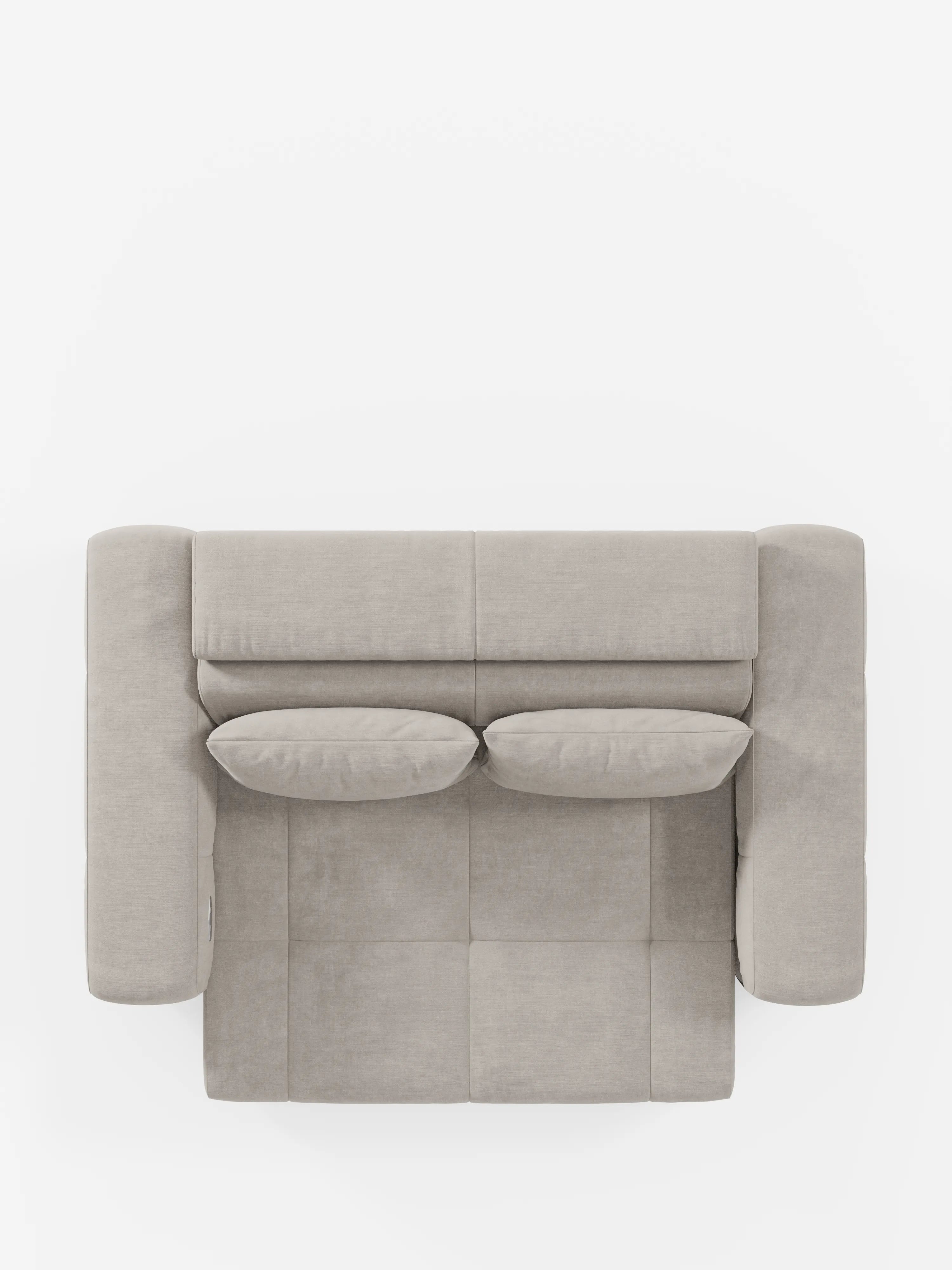 Vista dall’alto di un divano Monarch Divano con Relax Elettrico per l’allungamento delle sedute e poggiatesta reclinabile, di colore grigio chiaro e di forma quadrata, disponibile su Divani.Store, rivestito in morbido tessuto T31 resistente alle macchie. Questo moderno divanetto è caratterizzato da due cuscini rettangolari coordinati, ampi braccioli arrotondati e un motivo a griglia sulla seduta, che risalta sullo sfondo bianco.