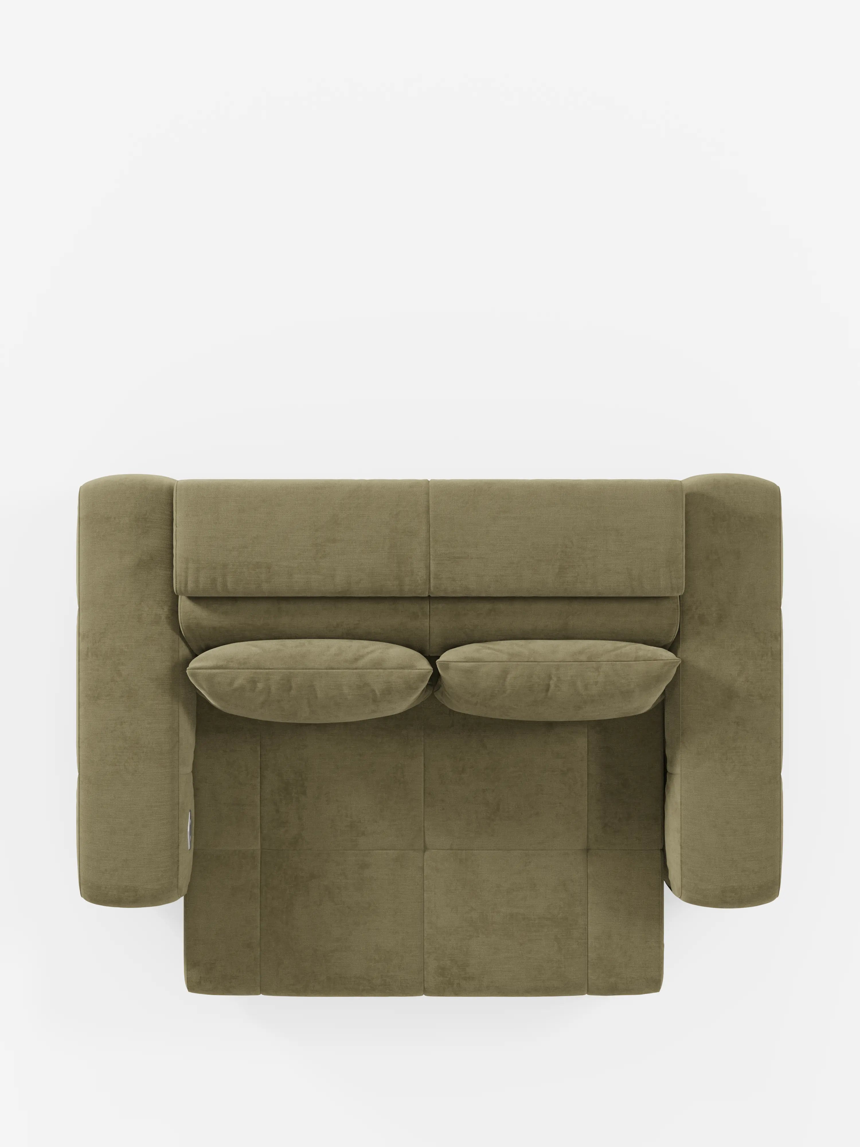 Una vista dall'alto del divano Monarch con funzione relax elettrica per l'allungamento delle sedute e poggiatesta reclinabile di Divani.Store, rivestito in verde oliva, con due cuscini abbinati. Questo divano contemporaneo, realizzato in tessuto T31 morbido e resistente alle macchie, presenta ampi braccioli e un design elegante e moderno su uno sfondo bianco a tinta unita.