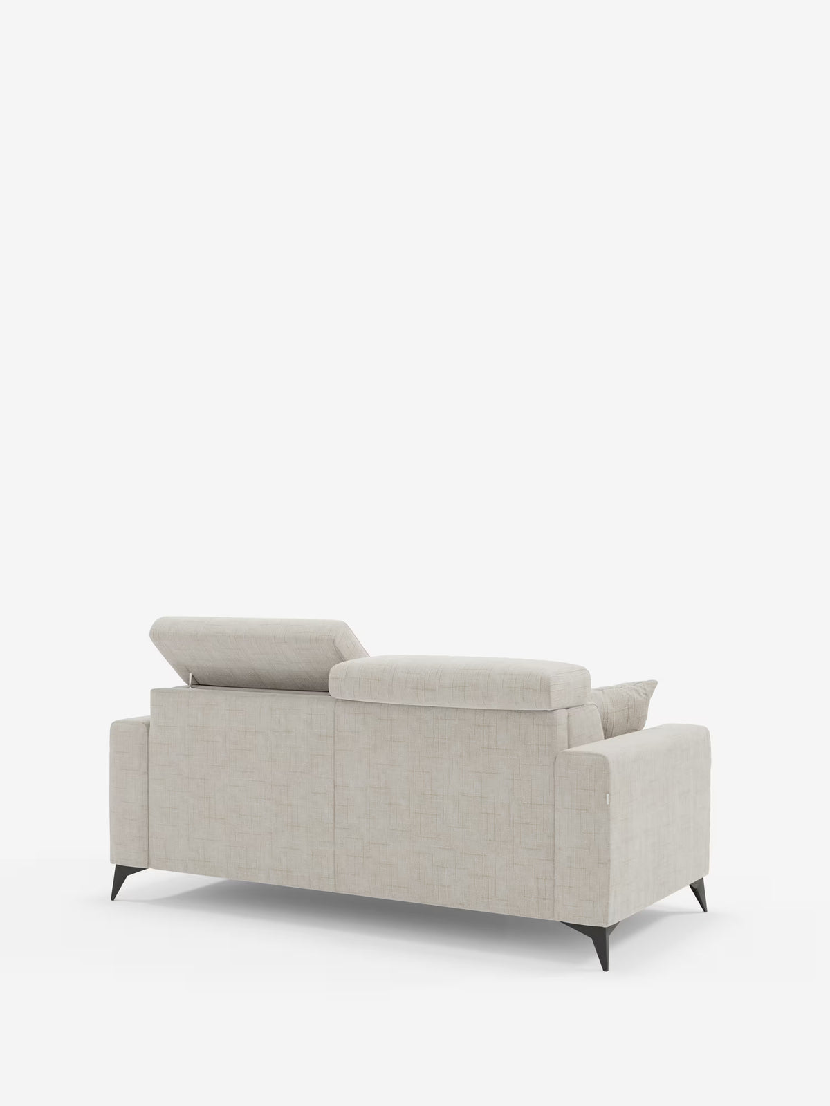 Il divano letto matrimoniale Pegaso di Divani.Store, qui raffigurato nel tessuto jacquard beige antimacchia T22, è ripreso da dietro con un poggiatesta regolabile sollevato. Questo divano dal design moderno presenta braccioli larghi, gambe in metallo angolate, linee pulite e rivestimento testurizzato. Sullo sfondo bianco a tinta unita, i dettagli del design risaltano in modo particolare.