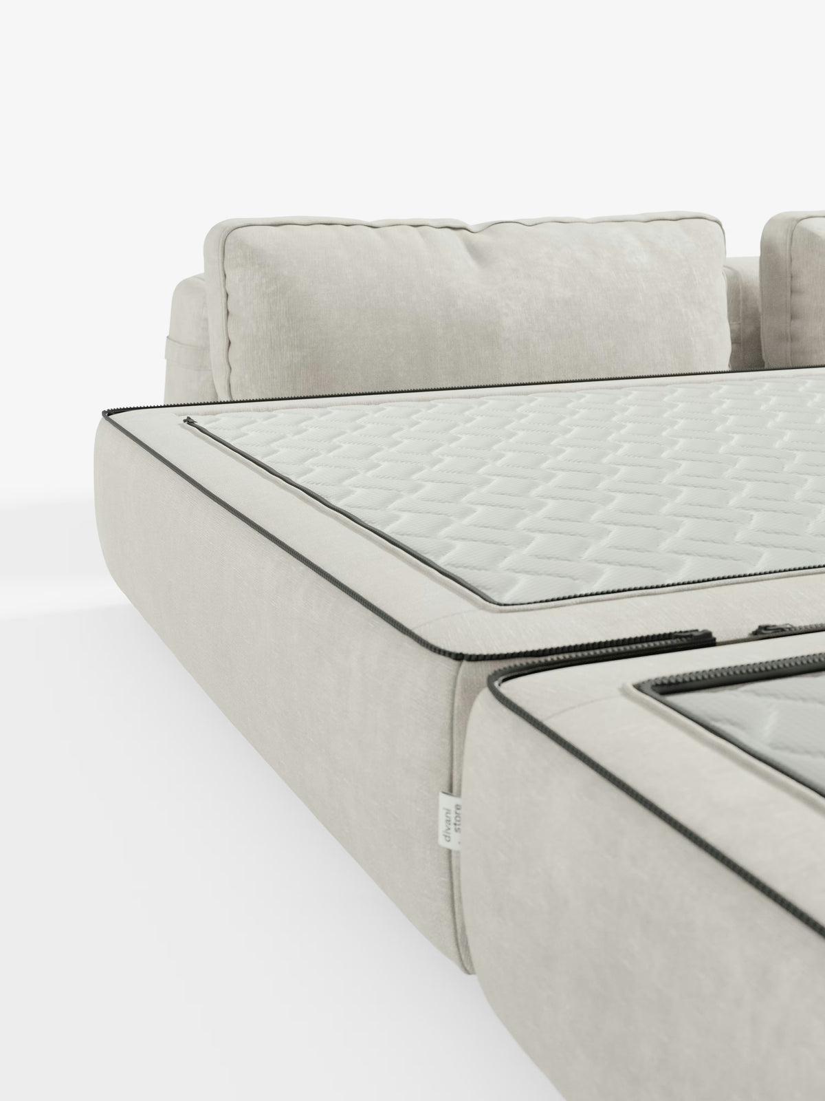 Primo piano del divano letto matrimoniale Rift a 2 e 3 posti di Divani.Store, un moderno divano componibile beige con cuscini dotati di sezioni rettangolari trapuntate che fungono da materasso, rifinite con bordi neri, a sottolineare la sua funzione di letto trasformabile. Questo divano di design si distingue per gli schienali mobili e include un materasso in memory foam alto 24 cm rivestito in tessuto T31 antimacchia, che offre stile e versatilità su uno sfondo bianco.