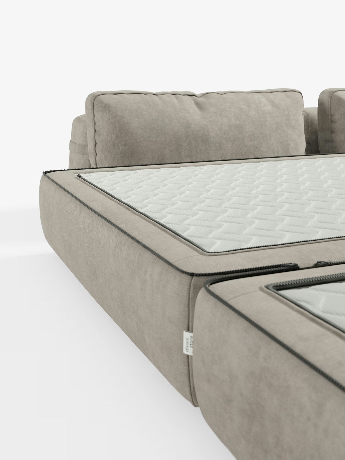 Un primo piano del moderno divano letto matrimoniale a 2 posti Rift di Divani.Store mette in risalto i due sedili, che una volta aperti rivelano superfici bianche trapuntate con un lussuoso materasso in memory foam alto 24 cm, rivestito in tessuto T31 rimovibile e resistente alle macchie. Questo elegante divano letto presenta morbidi schienali rettangolari e profili neri a contrasto lungo i bordi, che lo rendono un elemento centrale ideale per qualsiasi soggiorno contemporaneo.