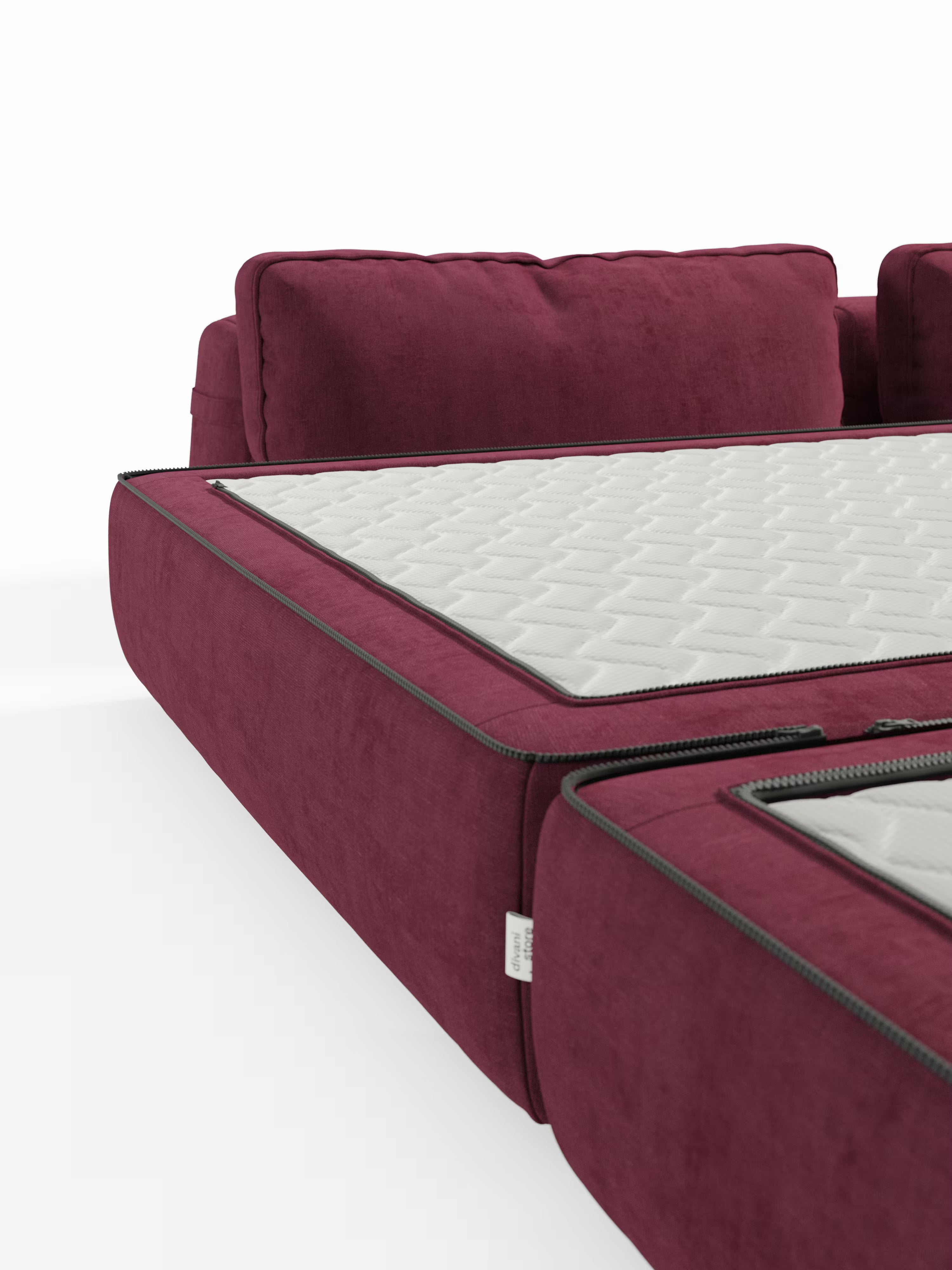 Primo piano del divano letto matrimoniale Rift a 2 e 3 posti di Divani.Store, rivestito in tessuto bordeaux e dotato di schienali orientabili. La sezione estraibile rivela un materasso bianco trapuntato — alto 22 cm con schiuma memory T31 — delineato da una caratteristica cerniera nera. Questo design mette in risalto il comfort e la qualità di un letto estraibile di alta gamma, incarnando al contempo le linee eleganti di un divano moderno, il tutto su uno sfondo bianco a tinta unita.