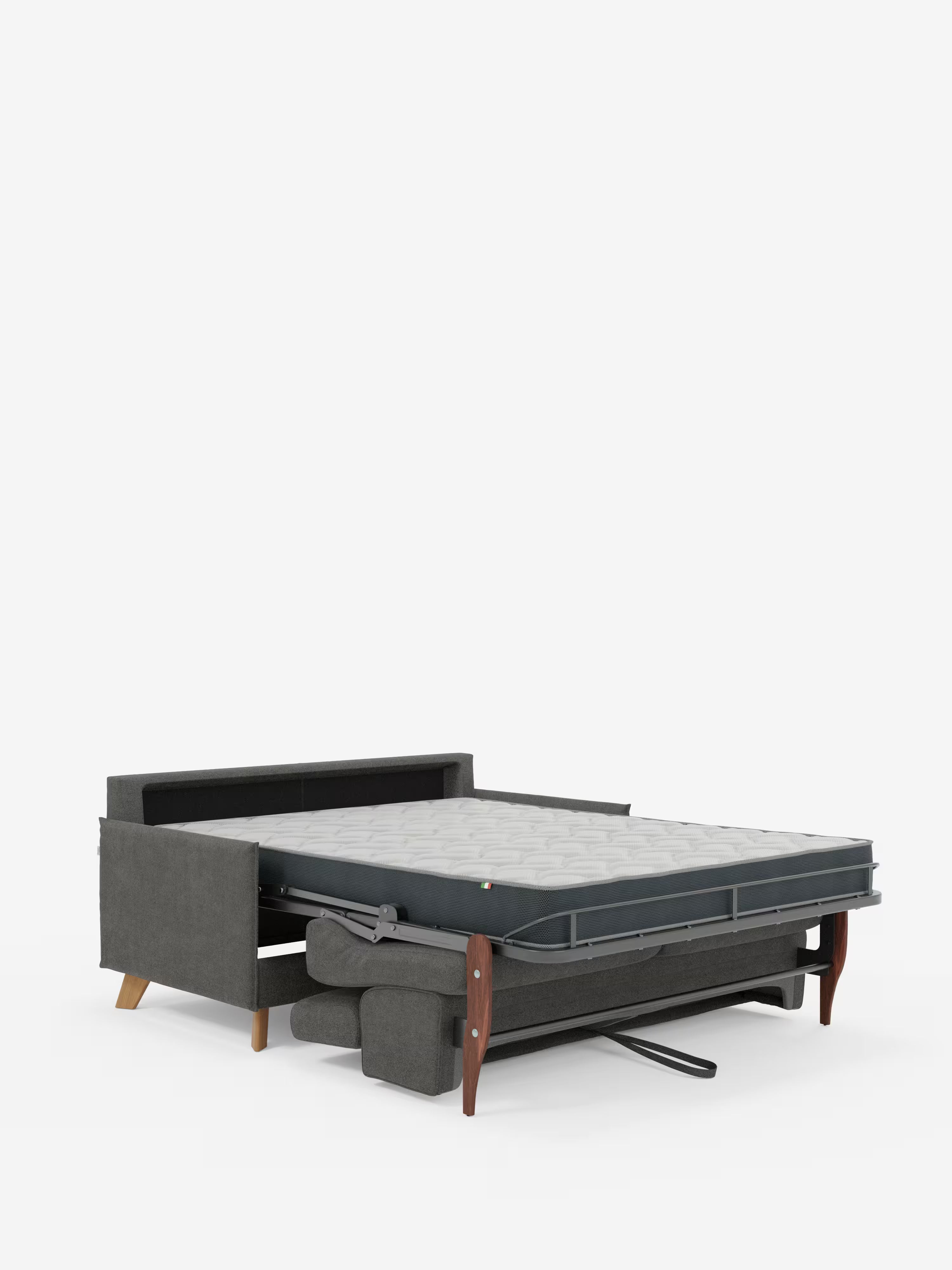 Il divano letto matrimoniale Sole dal design compatto di Divani.Store è raffigurato nella posizione da letto, mostrando una robusta struttura in metallo e un materasso grigio chiaro. Questo divano letto è dotato di gambe e braccioli in legno, poggiatesta reclinabili e un rivestimento completamente sfoderabile in tessuto T23 di facile pulizia. La sua estetica semplice e moderna trae ispirazione dal design scandinavo, che risalta su uno sfondo bianco a tinta unita.