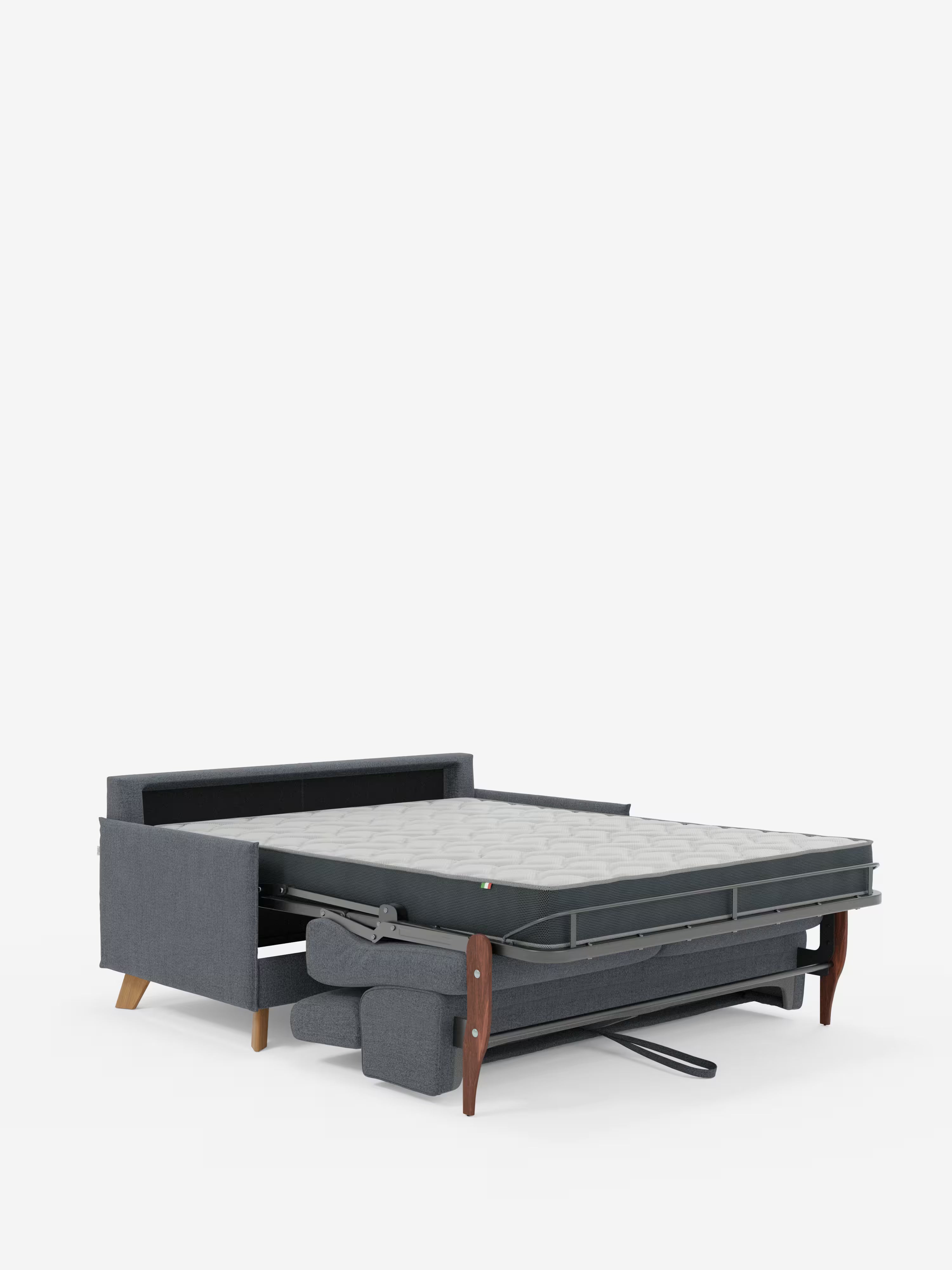 Il divano letto matrimoniale Sole dal design compatto di Divani.Store è qui raffigurato aperto in modalità letto, mostrando il suo materasso imbottito. Rivestito in tessuto grigio T23 di facile pulizia, questo moderno divano letto presenta gambe in legno e una silhouette squadrata e minimalista ispirata al design scandinavo. Con rivestimenti completamente sfoderabili e poggiatesta reclinabili, spicca su uno sfondo bianco a tinta unita.