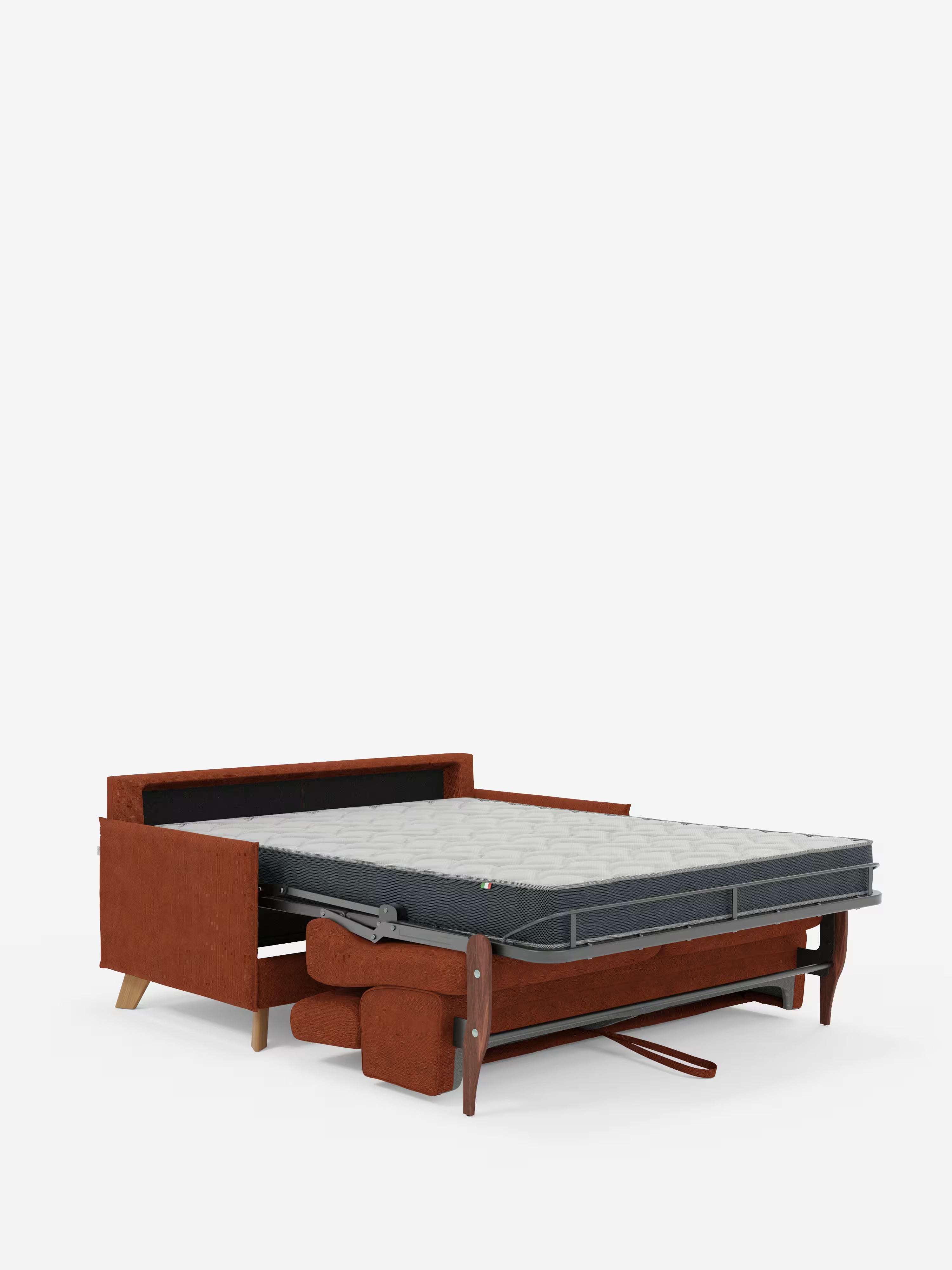 Un moderno divano letto matrimoniale Sole dal design compatto di Divani.Store, rivestito in tessuto T23 color ruggine e resistente alle macchie, è raffigurato una volta trasformato in letto. La struttura a vista sostiene il materasso, mentre il divano, dal design minimalista di ispirazione scandinava, presenta gambe in legno e poggiatesta regolabili. Il suo design contemporaneo risalta su uno sfondo bianco a tinta unita, mettendo in evidenza i rivestimenti rimovibili al 100%.