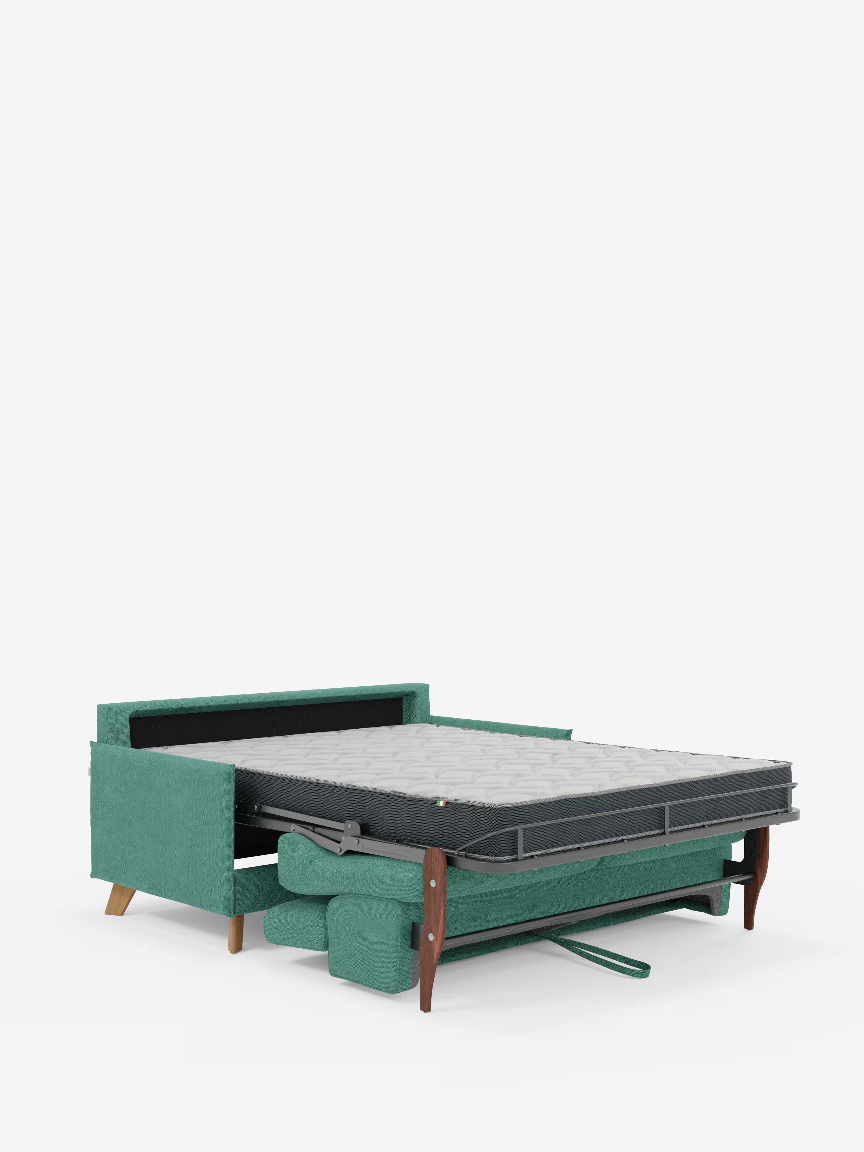 Il divano letto matrimoniale Sole dal design compatto di Divani.Store è presentato in un ricco tessuto color verde acqua, caratterizzato da eleganti gambe in legno. Mostrato completamente aperto, rivela un materasso grigio chiaro appoggiato su una robusta struttura in metallo, con i cuscini del divano riposti ordinatamente al di sotto. La sua silhouette minimalista e le linee pulite incarnano il vero stile scandinavo. L’immagine è ambientata su uno sfondo bianco a tinta unita.