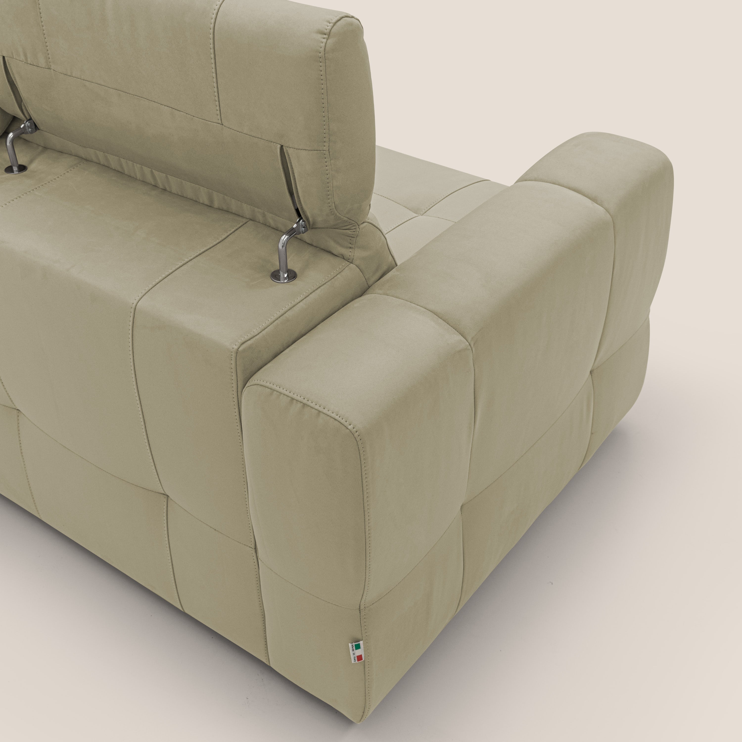 Kronos Divano angolare con poggiapiedi estraibile e pouf contenitore mobile in microfibra impermeabile T11 beige - divani.store