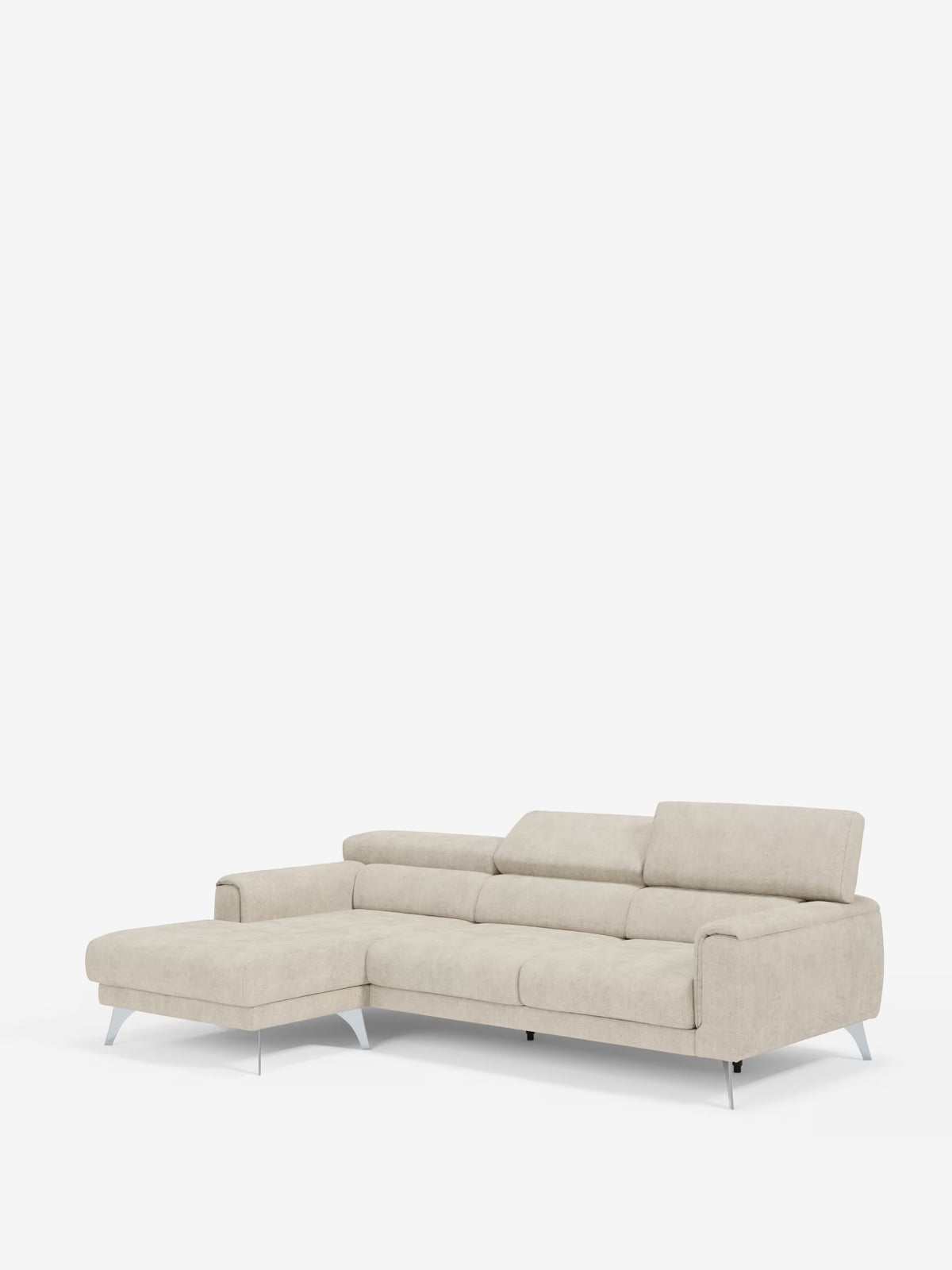 Il divano angolare Caravaggio con penisola e sedute scorrevoli in tessuto smacchiabile T31 di Divani.Store è un moderno divano componibile beige dal design a L, dotato di poggiatesta regolabili ed eleganti gambe in metallo. Inserito su uno sfondo bianco, presenta la chaise longue sul lato sinistro e le sue linee pulite e minimaliste creano un’estetica contemporanea.