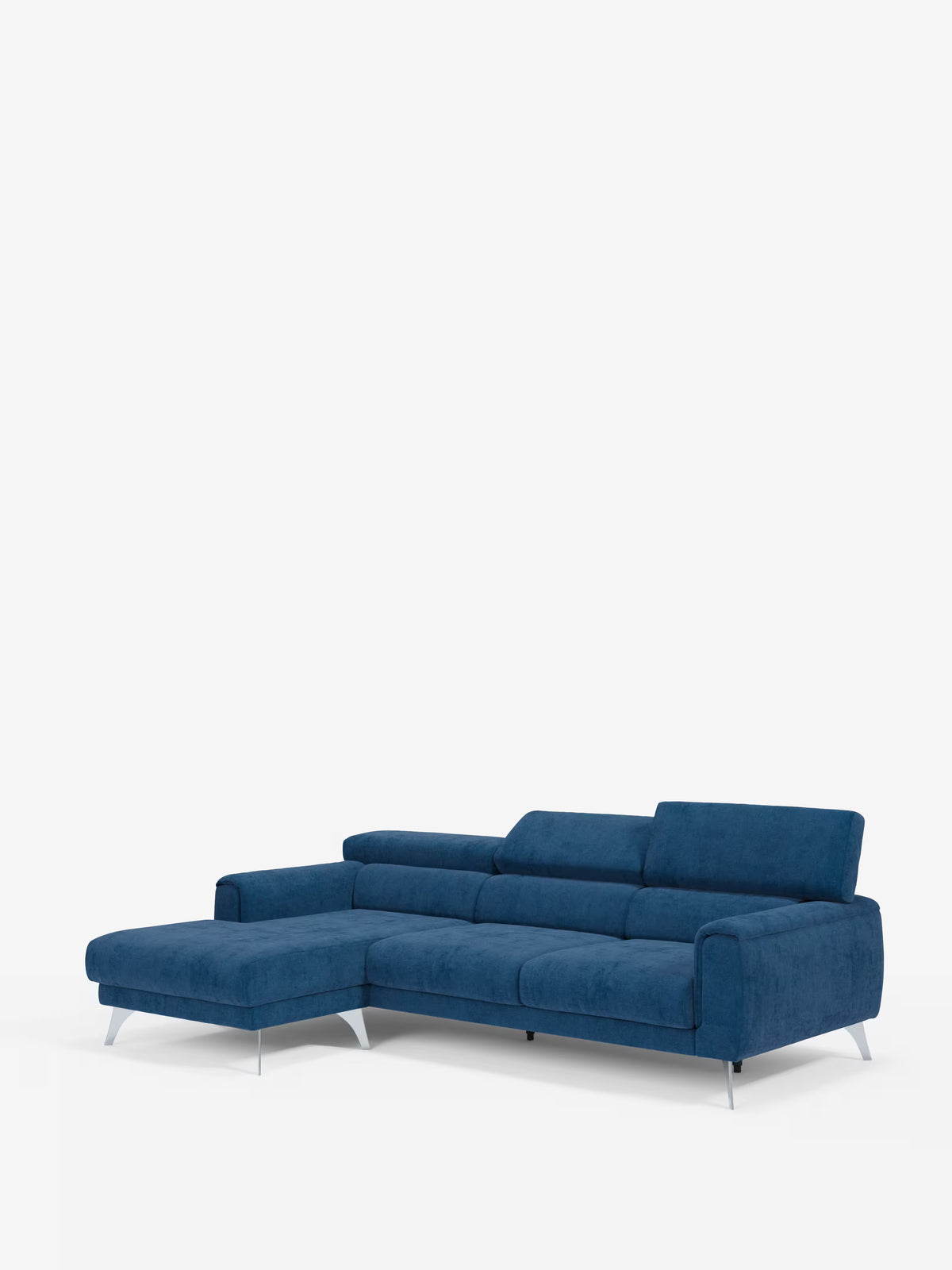 Il divano angolare Caravaggio con penisola e sedute scorrevoli in tessuto smacchiabile T31 di Divani.Store è un moderno divano componibile in tessuto blu con chaise longue sul lato sinistro. È caratterizzato da gambe in metallo, braccioli bassi e poggiatesta regolabili, il tutto su uno sfondo bianco a tinta unita. Progettato per ospitare comodamente da tre a quattro persone, offre un comfort superiore grazie al suo innovativo design con sedute scorrevoli.