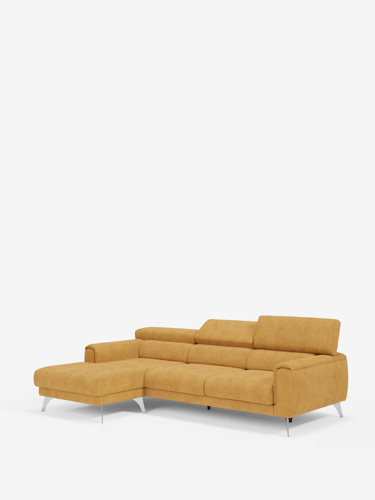 Divano angolare Caravaggio color giallo senape con penisola e sedute scorrevoli in tessuto smacchiabile T31 di Divani.Store, caratterizzato da un design basso e moderno con gambe in metallo. Posizionato su uno sfondo bianco a tinta unita, questo divano componibile contemporaneo è dotato di poggiatesta regolabili e di una chaise longue orientata verso sinistra, per un look elegante e sofisticato.