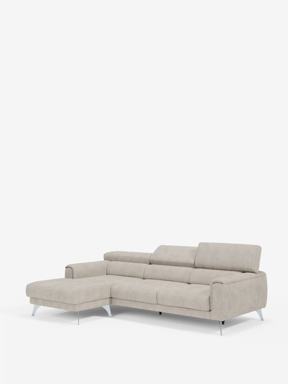 Il divano angolare Caravaggio con penisola e sedute scorrevoli in tessuto smacchiabile T31 di Divani.Store è un moderno divano componibile a L in beige chiaro, caratterizzato da poggiatesta regolabili, linee slanciate e gambe in metallo. Su uno sfondo bianco a tinta unita, il lato sinistro si estende verso l’esterno formando una spaziosa chaise longue.