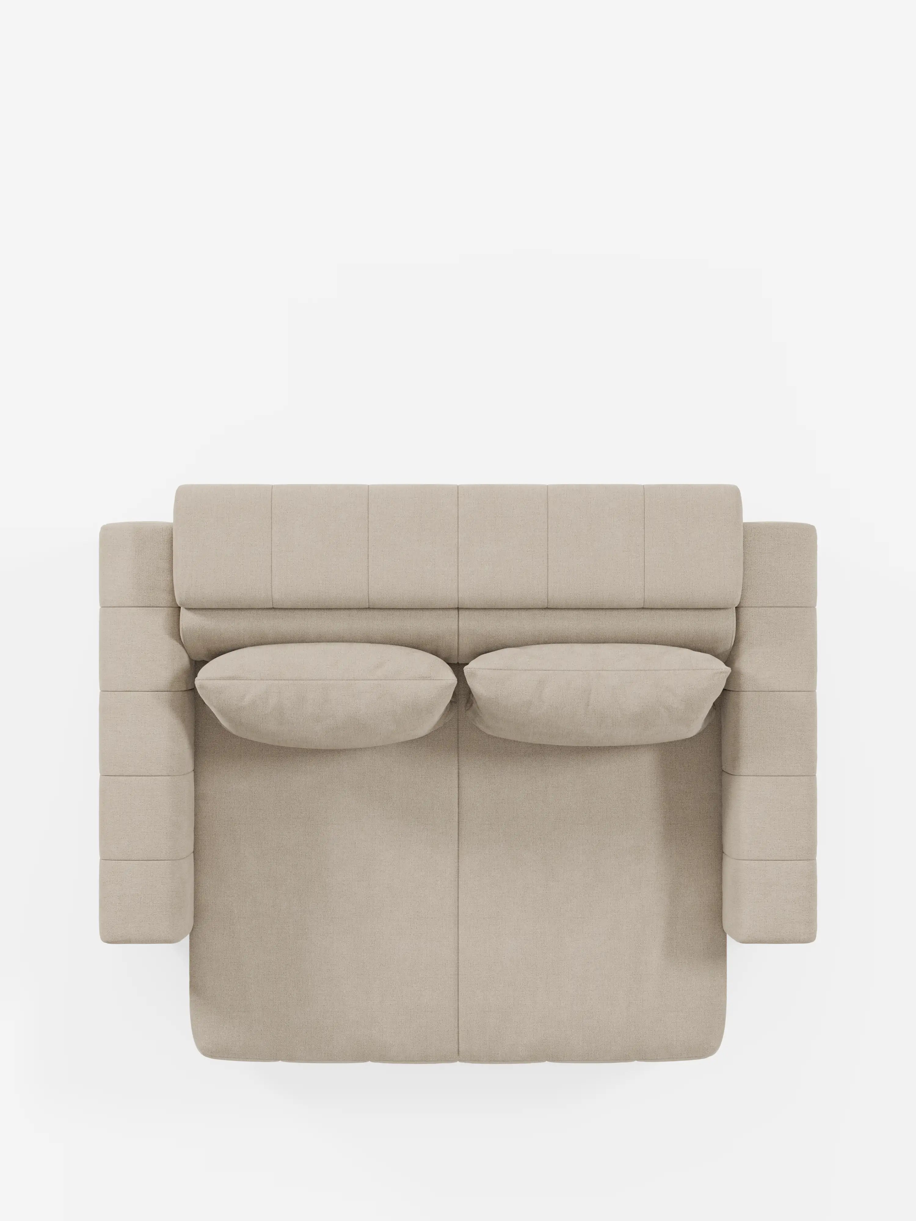 Divano a 3 posti “Beige Doric” con sedute allungabili tramite meccanismo relax elettrico di Divani.Store, visto dall'alto su uno sfondo bianco. Questo divano moderno e minimalista presenta due cuscini di seduta, due cuscini dello schienale e ampi braccioli rettangolari. Il rivestimento in tessuto smacchiabile T23 presenta un aspetto liscio con sottili cuciture verticali, mentre il design include un poggiatesta reclinabile per un maggiore comfort.