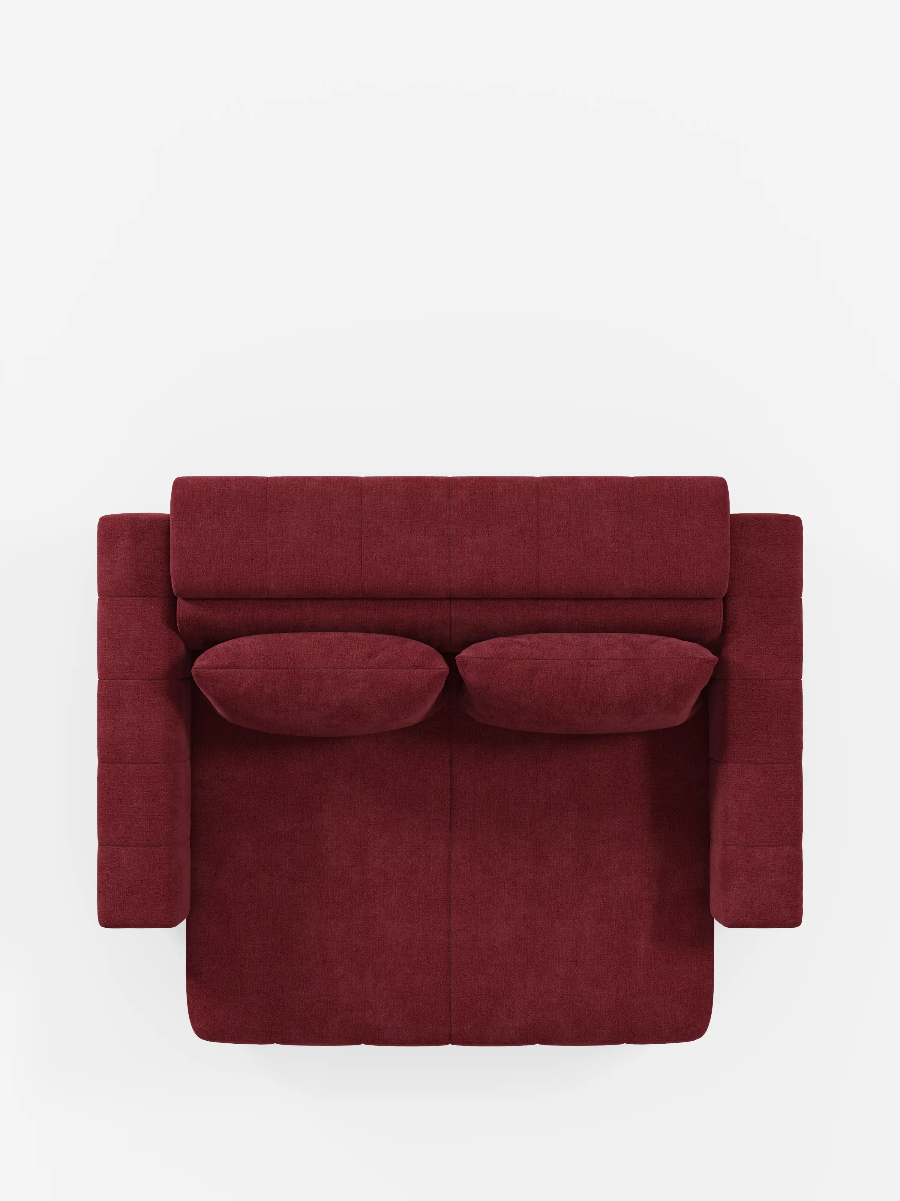 Vista dall'alto del divano dorico a 3 posti di Divani.Store, un divano moderno color bordeaux dotato di due cuscini coordinati, braccioli squadrati e un motivo trapuntato sui braccioli e sullo schienale; dotato di sedute estensibili elettricamente e poggiatesta reclinabili in tessuto T23 facile da pulire, su uno sfondo bianco a tinta unita.