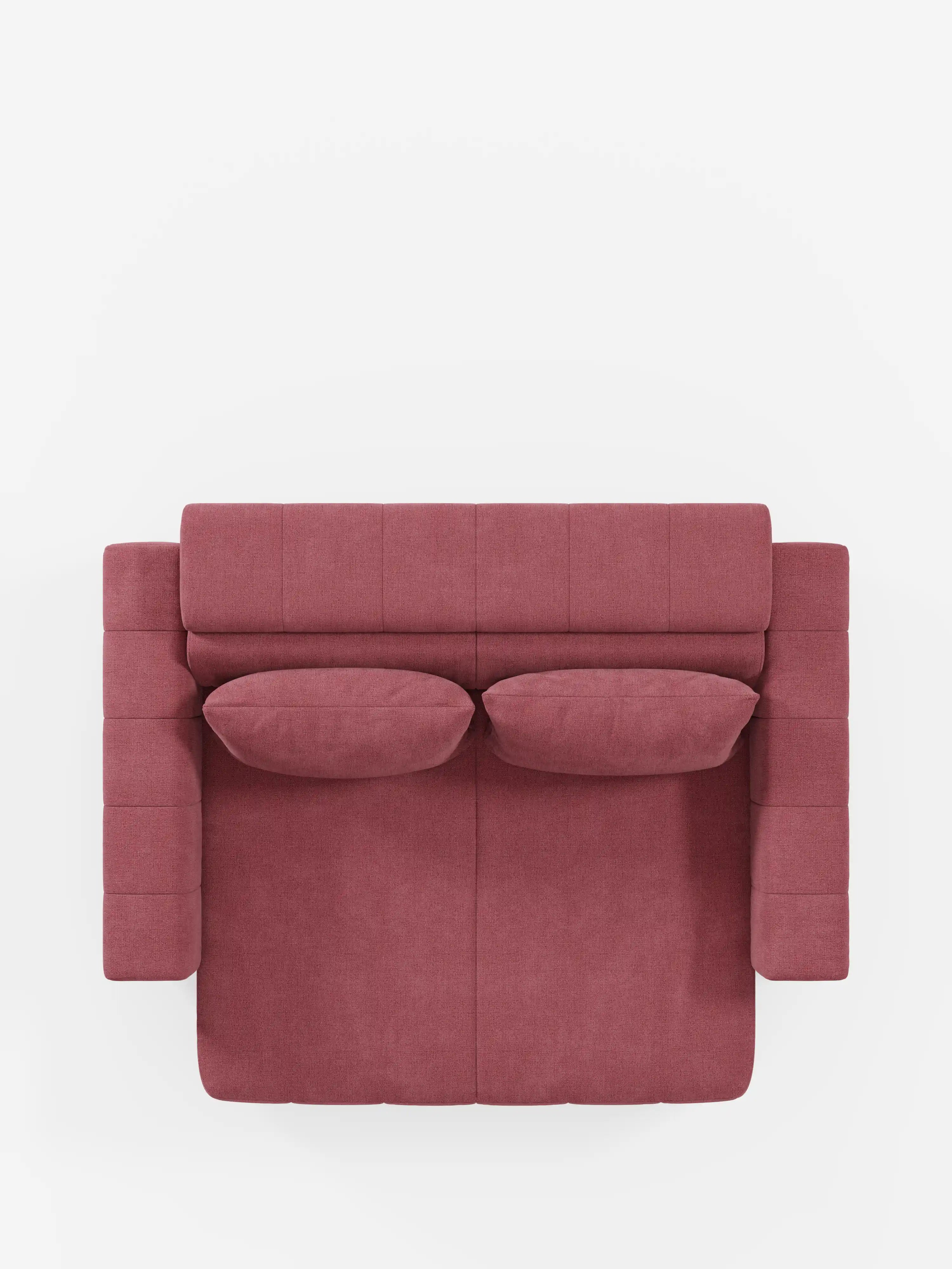 Vista dall'alto del divano dorico a 3 posti con sedute allungabili tramite meccanismo relax elettrico di Divani.Store, rivestito in tessuto T23 rosso-rosato smacchiabile con due cuscini rettangolari abbinati. Questo divano moderno presenta linee pulite e sottili cuciture orizzontali e verticali sui braccioli e sulla seduta, completato da poggiatesta regolabili, il tutto su uno sfondo bianco a tinta unita.