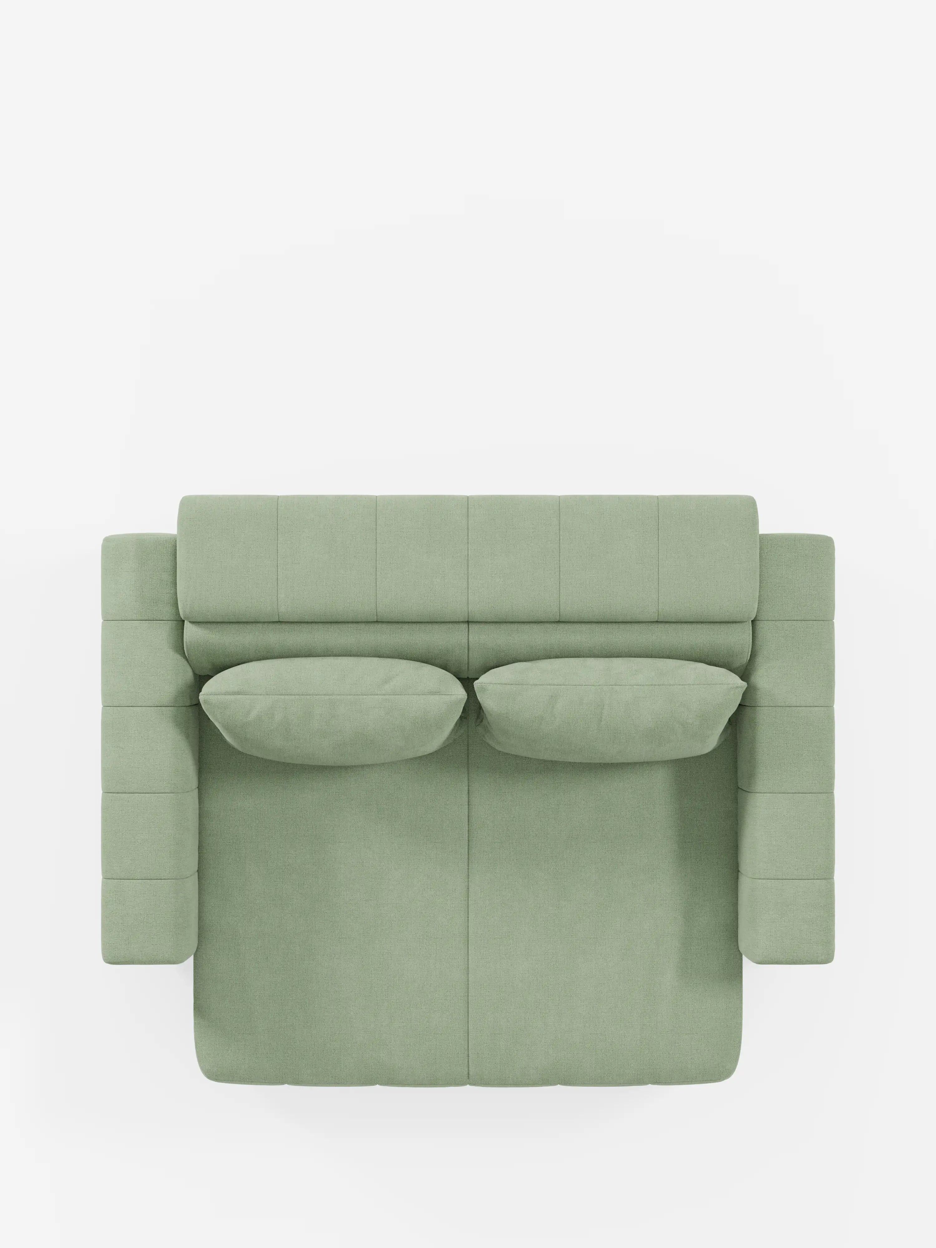 Vista dall'alto del divano dorico a 3 posti di Divani.Store, presentato in un moderno tessuto verde chiaro con tre posti dotati di sezioni estensibili tramite reclinazione elettrica e poggiatesta regolabili. Il divano comprende due cuscini rettangolari coordinati, ampi braccioli imbottiti e una morbida trapuntatura a griglia sullo schienale e sui braccioli, su uno sfondo bianco a tinta unita. Rivestito in tessuto T23 resistente alle macchie.