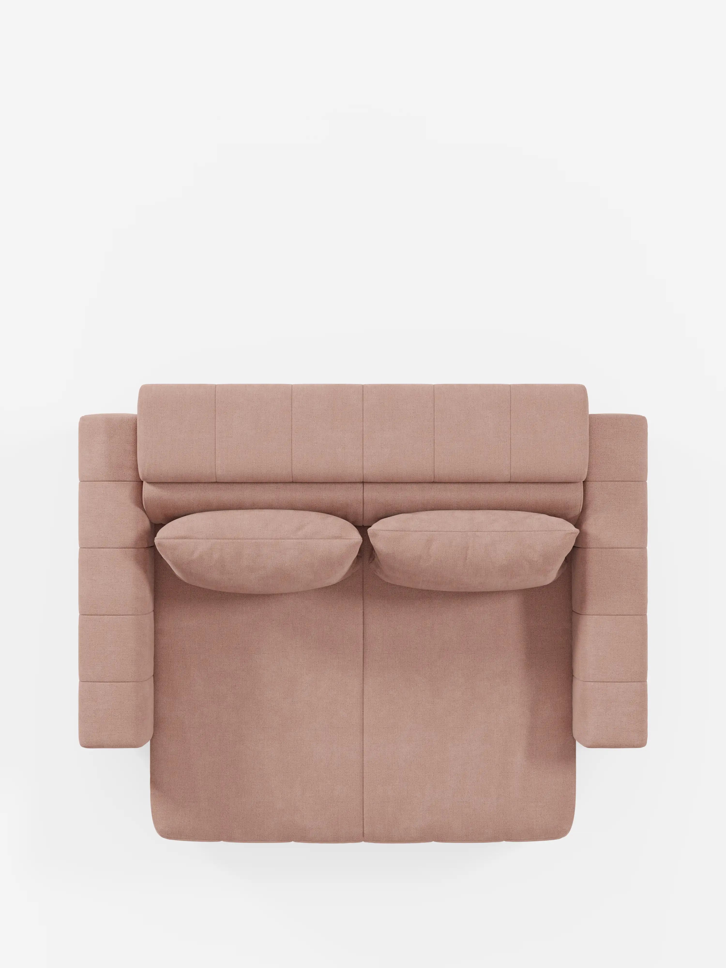 Vista dall'alto del divano dorico a 3 posti con sedute allungabili tramite meccanismo relax elettrico - poggiatesta reclinabile in tessuto smacchiabile T23 di Divani.Store, caratterizzato da un design moderno in tessuto marrone chiaro con due cuscini di seduta, due cuscini dello schienale abbinati e braccioli imbottiti di forma quadrata. Questo divano sfoderabile è messo in risalto su uno sfondo bianco a tinta unita.