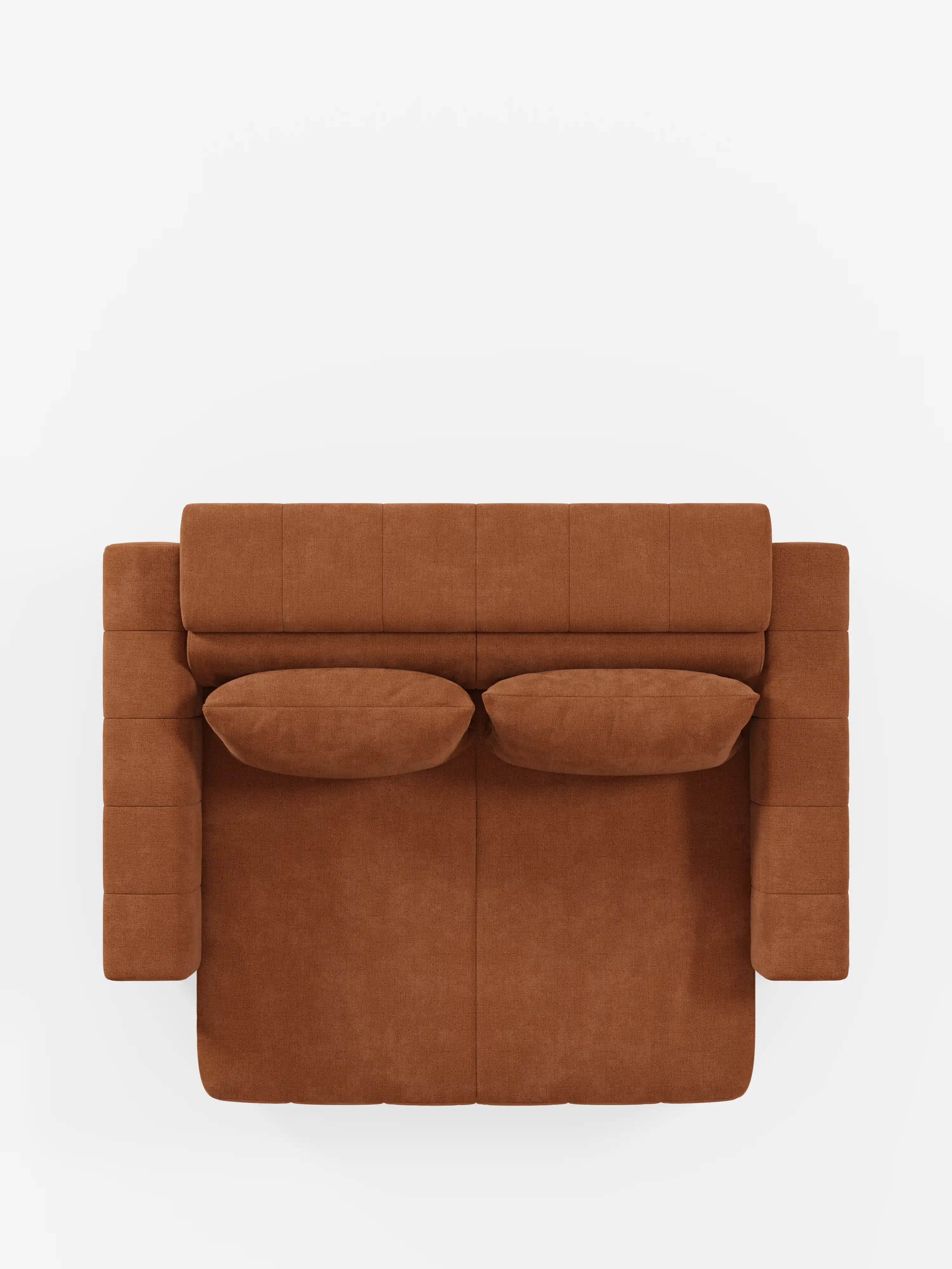 Vista dall’alto del divano dorico a 3 posti con sedute allungabili tramite meccanismo relax elettrico di Divani.Store: un moderno divano marrone con due cuscini schienali rettangolari e ampi braccioli imbottiti, raffigurato su uno sfondo bianco. Questo design elegante vanta una silhouette pulita e squadrata ed è rivestito in morbido tessuto T23 resistente alle macchie; tra le caratteristiche figurano sedute allungabili con reclinazione elettrica e poggiatesta regolabili.