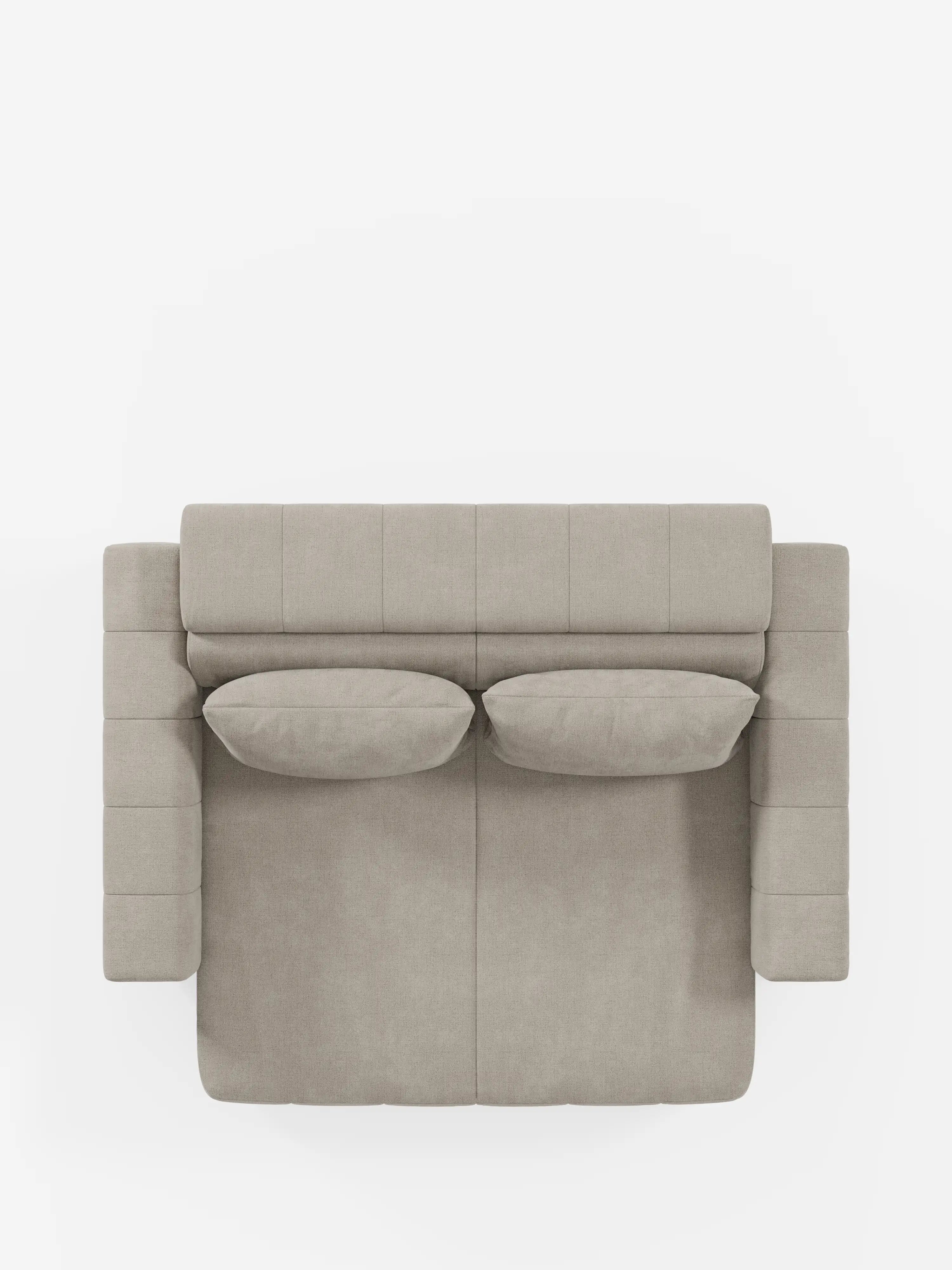 Vista dall'alto del divano a 3 posti Doric di Divani.Store, un divano rettangolare moderno di colore grigio chiaro con due cuscini di seduta e due cuscini dello schienale abbinati. Questo modello presenta ampi braccioli imbottiti, semplici cuciture verticali e offre una seduta più comoda grazie alla reclinabilità elettrica e ai poggiatesta regolabili. Rivestito in tessuto T23 di facile pulizia, su uno sfondo bianco a tinta unita.