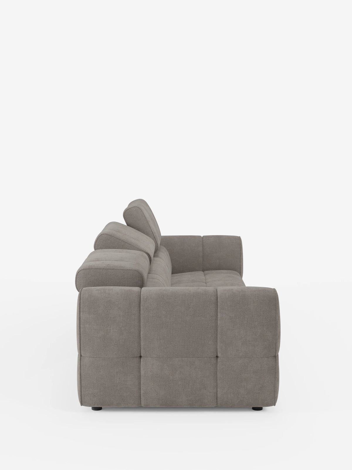 Vista laterale del divano modulare Giotto a 4 posti con poggiatesta reclinabili e funzione relax elettrica opzionale, rivestito in tessuto smacchiabile T23: un divano modulare contemporaneo in tonalità taupe neutra, caratterizzato da un design dal profilo basso, poggiatesta regolabili e cuciture a pannelli.
