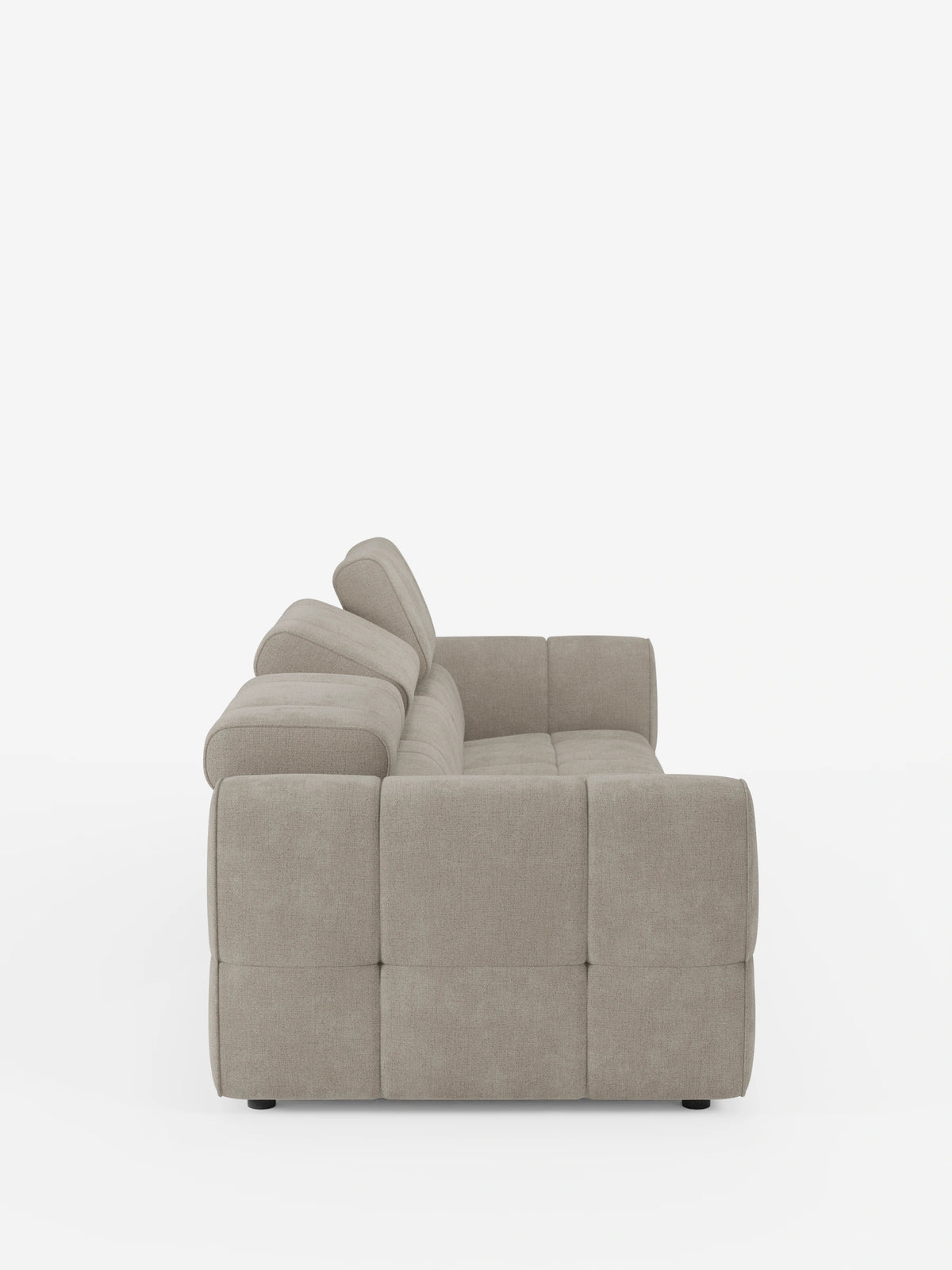 Vista laterale di un divano modulare Giotto a 4 posti con poggiatesta reclinabili e funzione relax elettrica opzionale, rivestito in tessuto smacchiabile T23 color beige chiaro, caratterizzato da cuscini con trapuntatura a quadrati e poggiatesta regolabili, di cui uno in posizione verticale e tre ribaltabili.