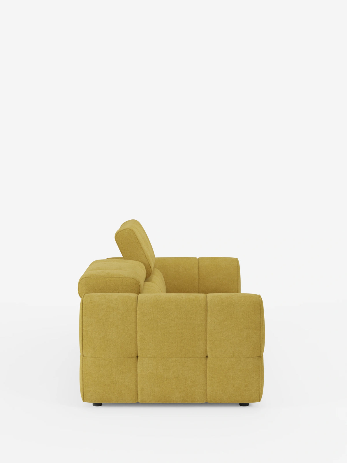 Vista laterale di un divano modulare Giotto a 3 posti color giallo senape, con poggiatesta reclinabili e funzione relax elettrica opzionale, rivestito in tessuto smacchiabile T23; il modello presenta un design squadrato e trapuntato, con un poggiatesta regolabile in evidenza su uno sfondo bianco a tinta unita.
