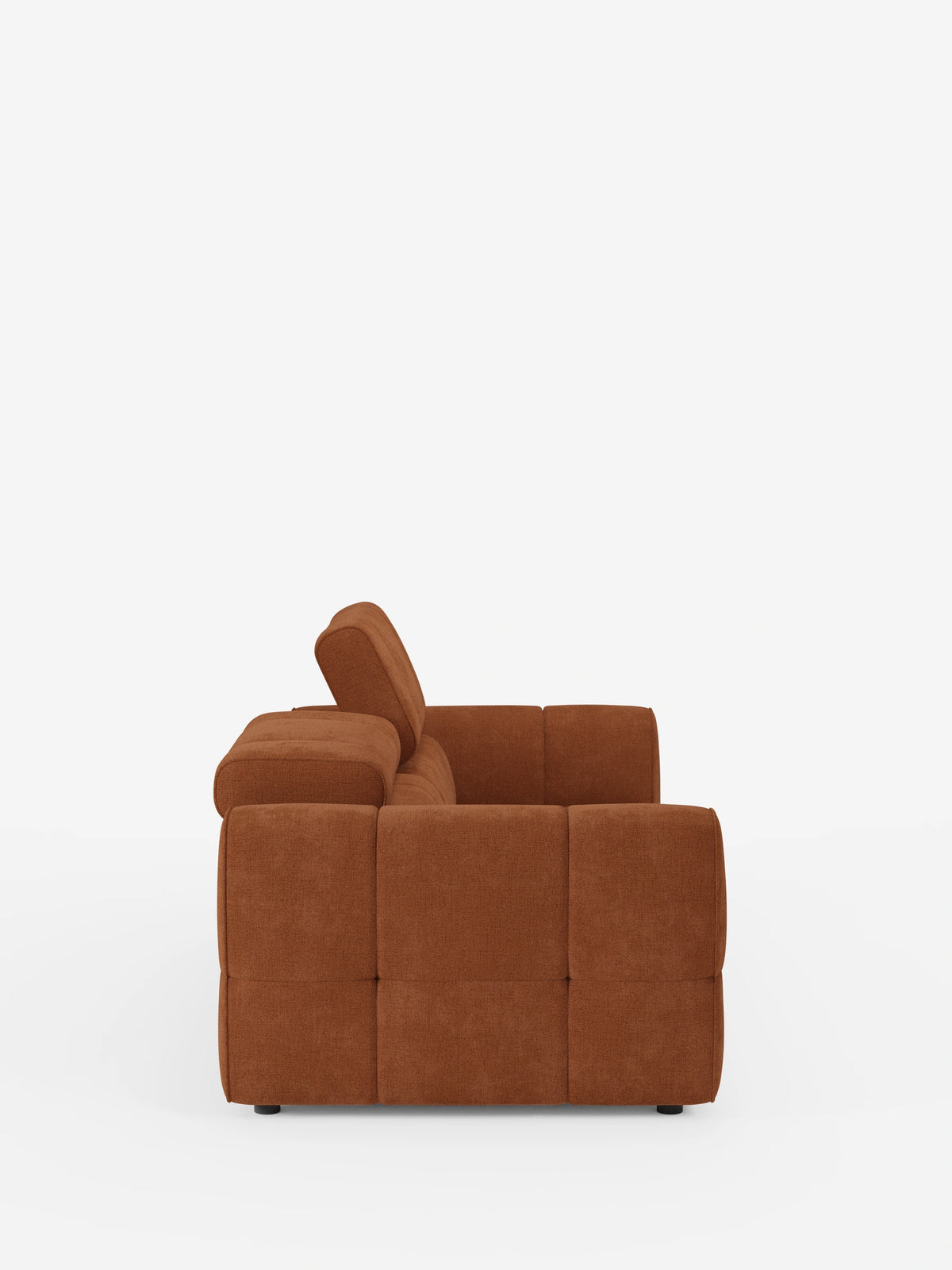 Profilo laterale del divano modulare a 3 posti Giotto, con poggiatesta reclinabili e funzione relax elettrica opzionale, rivestito in tessuto smacchiabile T23, caratterizzato da un tessuto con effetto terracotta, pannelli trapuntati a quadrati e poggiatesta regolabile.