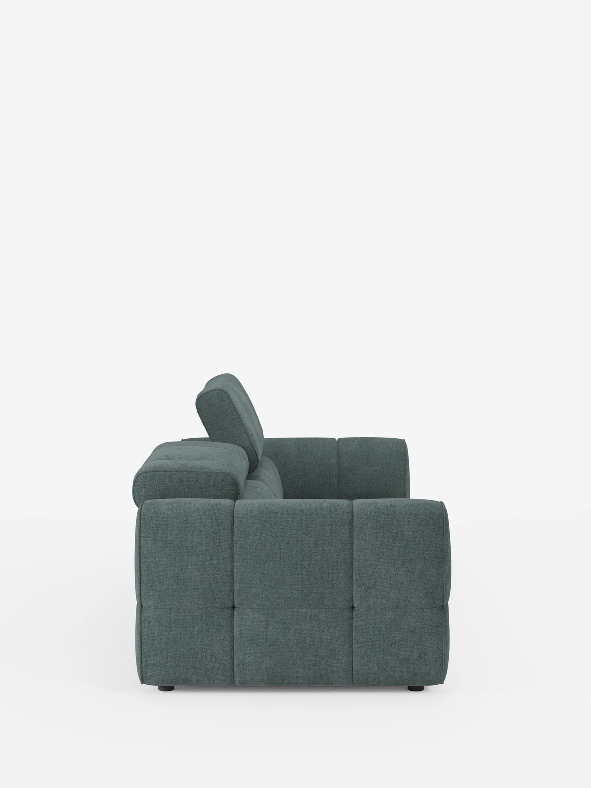 Profilo laterale di un divano modulare Giotto a 3 posti color verde acqua, con poggiatesta reclinabili e funzione relax elettrica opzionale, rivestito in tessuto smacchiabile T23, caratterizzato da un ampio bracciolo e da uno schienale squadrato con poggiatesta regolabile.