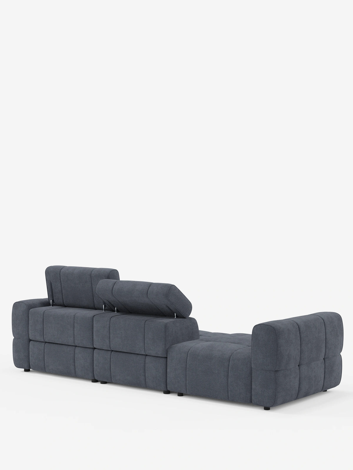 Il divano componibile Giotto con terminale aperto - opzione relax elettrico in tessuto smacchiabile T23 è un divano modulare in tessuto grigio scuro, visto da dietro, caratterizzato da un design trapuntato, un poggiatesta rialzato e una sezione terminale bassa.