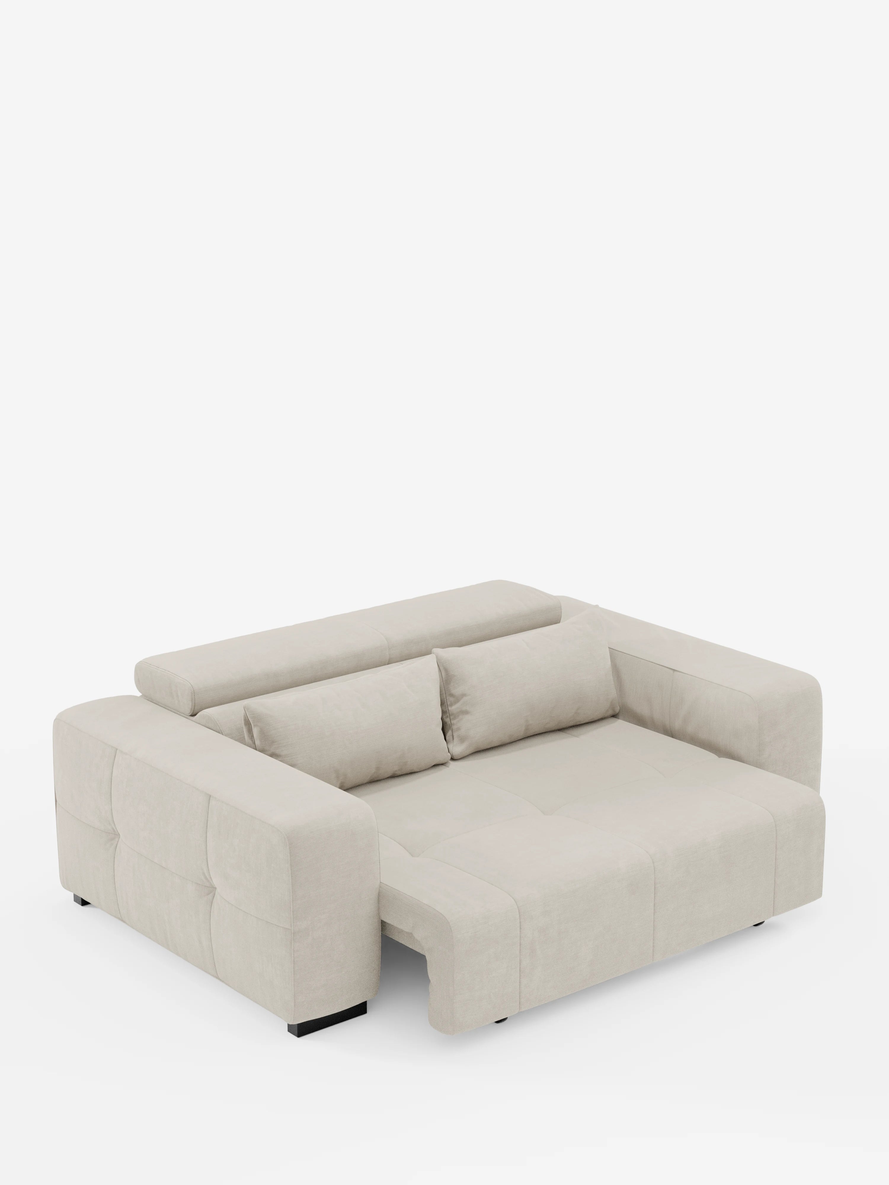 Un divano Monarch contemporaneo color beige chiaro con funzione relax elettrica per l’allungamento delle sedute e poggiatesta reclinabile di Divani.Store, rivestito in morbido tessuto T31 facile da pulire, è raffigurato nella versione estesa per rivelare una superficie piana su cui dormire. Due cuscini cilindrici coordinati poggiano contro lo schienale basso e gli ampi braccioli. Lo sfondo è bianco a tinta unita.
