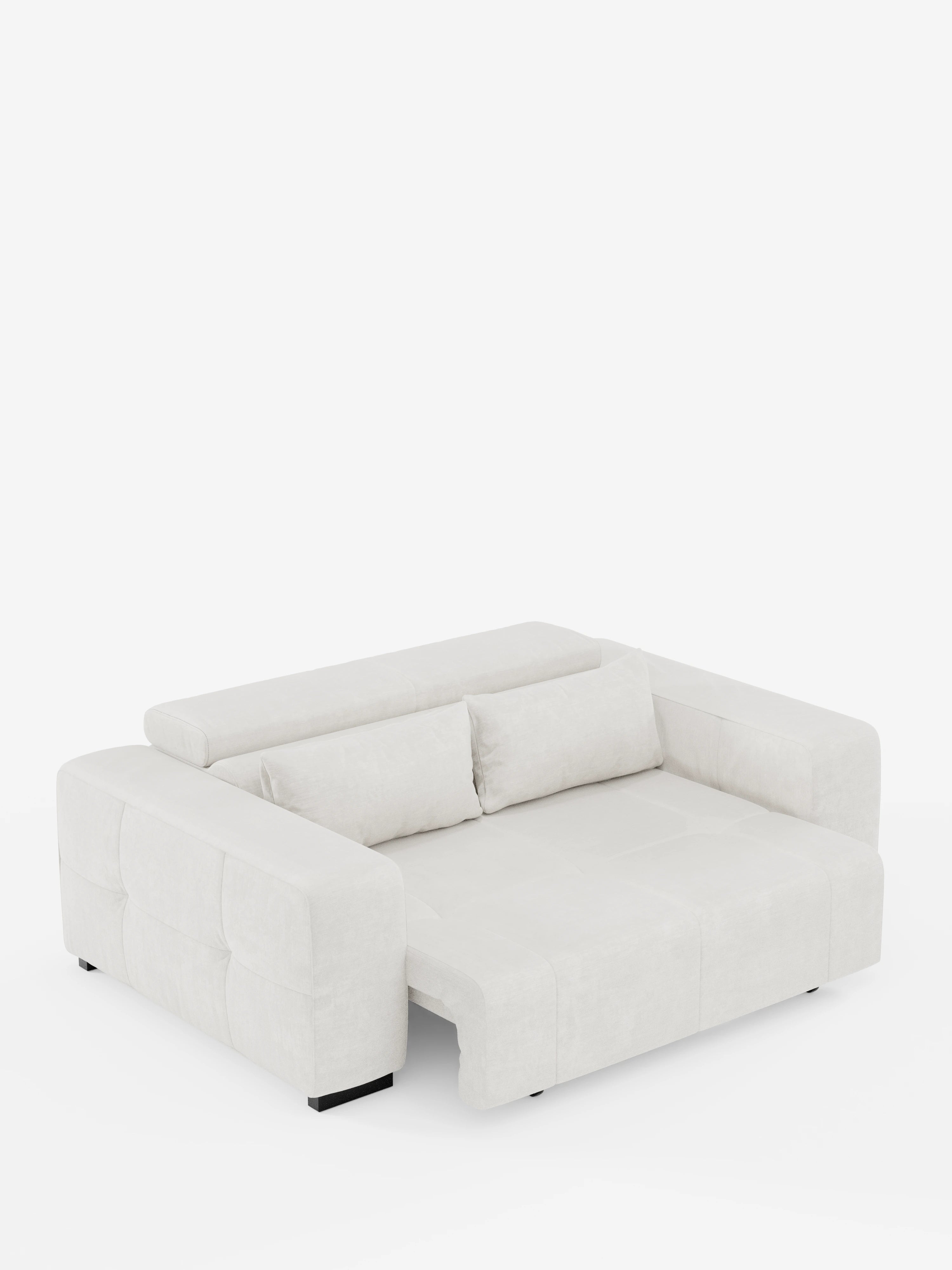 Un divano contemporaneo Monarch con funzione relax elettrica di Divani.Store, rivestito in beige chiaro, caratterizzato da ampi braccioli e schienale reclinabile. Parzialmente aperto per mostrare la sua ampia superficie letto, il divano letto è realizzato in morbido tessuto T31 resistente alle macchie e presenta cuciture trapuntate lungo i lati. In primo piano su uno sfondo bianco a tinta unita.