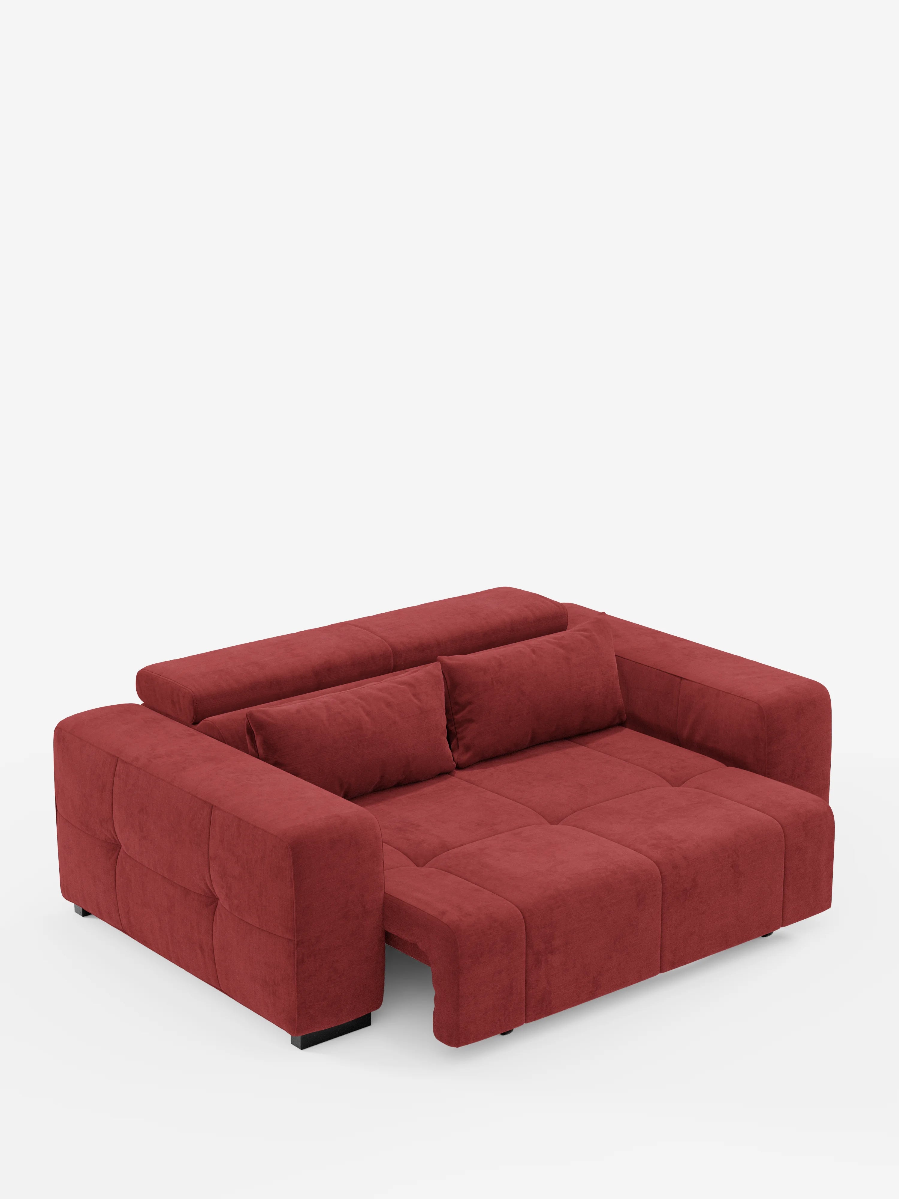 Un moderno divano Monarch con funzione relax elettrica per l’allungamento delle sedute e poggiatesta reclinabile di Divani.Store, rivestito in rosso, è caratterizzato da ampi braccioli e schienale. Mostrato in posizione parzialmente estesa su uno sfondo bianco, rivela una superficie piana adatta all’uso come letto. Il divano è realizzato in morbido tessuto T31 resistente alle macchie e presentato in un ambiente minimalista.