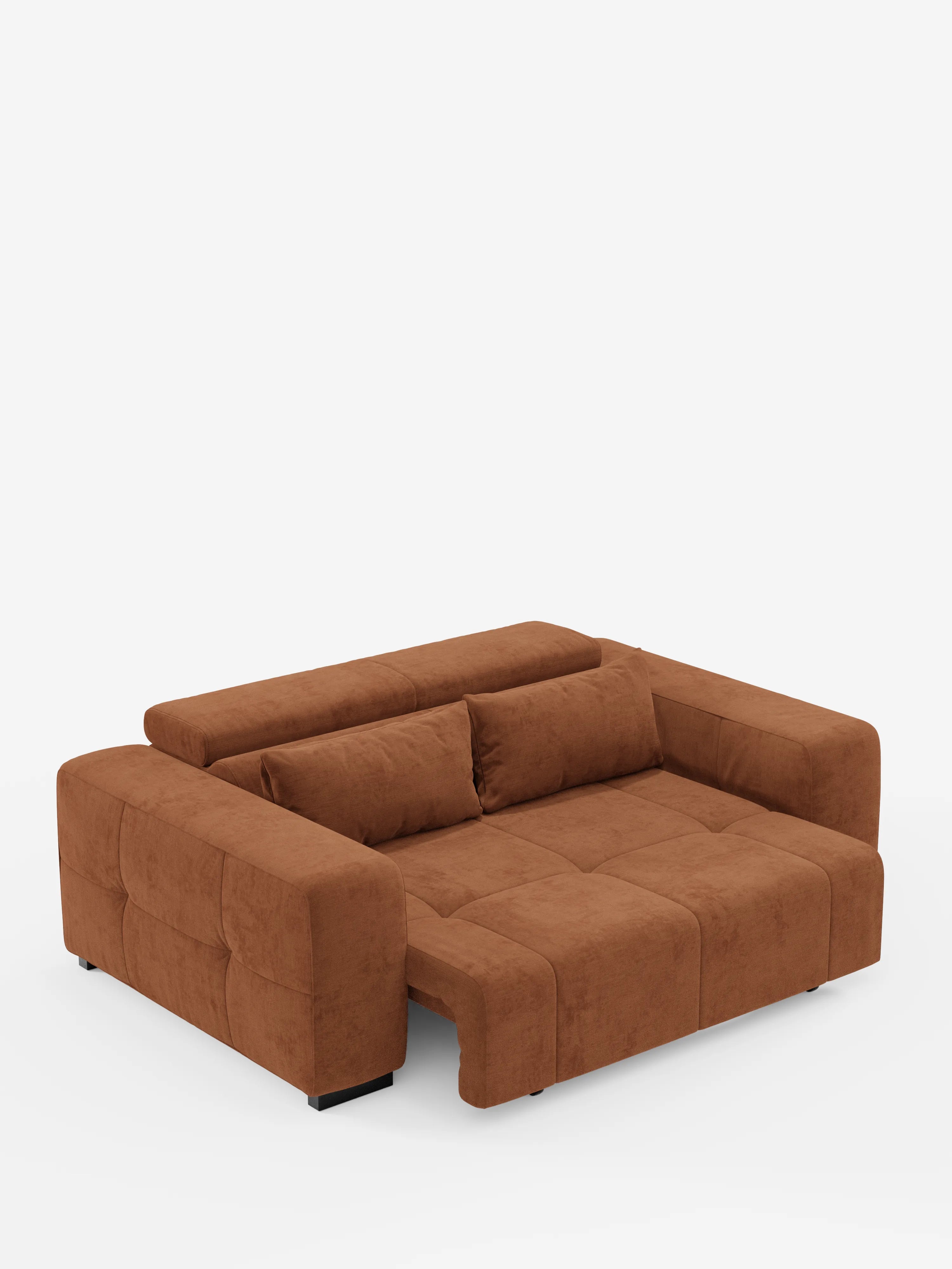 Scopri il comfort e lo stile contemporaneo con il divano Monarch con funzione relax elettrica per l'allungamento delle sedute e poggiatesta reclinabile in morbido tessuto lavabile T31 di Divani.Il modello Store — un moderno divano componibile marrone caratterizzato da ampi braccioli, due morbidi cuscini dello schienale e una seduta allungabile elettricamente con poggiatesta reclinabile — risalta magnificamente su uno sfondo bianco a tinta unita.
