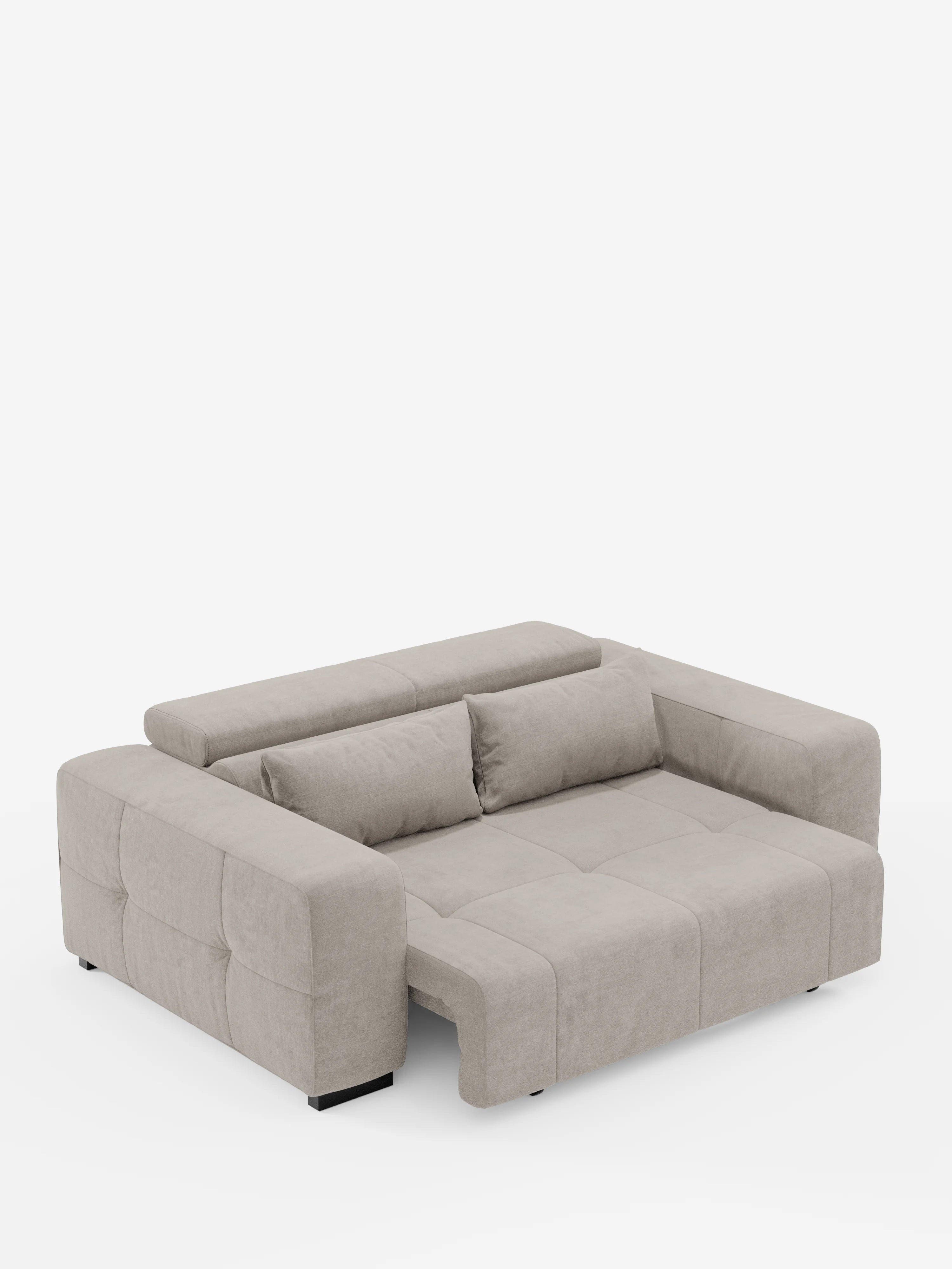 Il divano Monarch con funzione relax elettrica di Divani.Store è un moderno divano beige caratterizzato da braccioli e schienali imbottiti e spessi, con estensione elettrica della seduta e poggiatesta reclinabile per un comfort ancora maggiore. Rivestito in morbido tessuto T31 antimacchia dalla trama leggermente ruvida, include due cuscini rettangolari appoggiati allo schienale. Il divano è presentato su uno sfondo bianco a tinta unita.