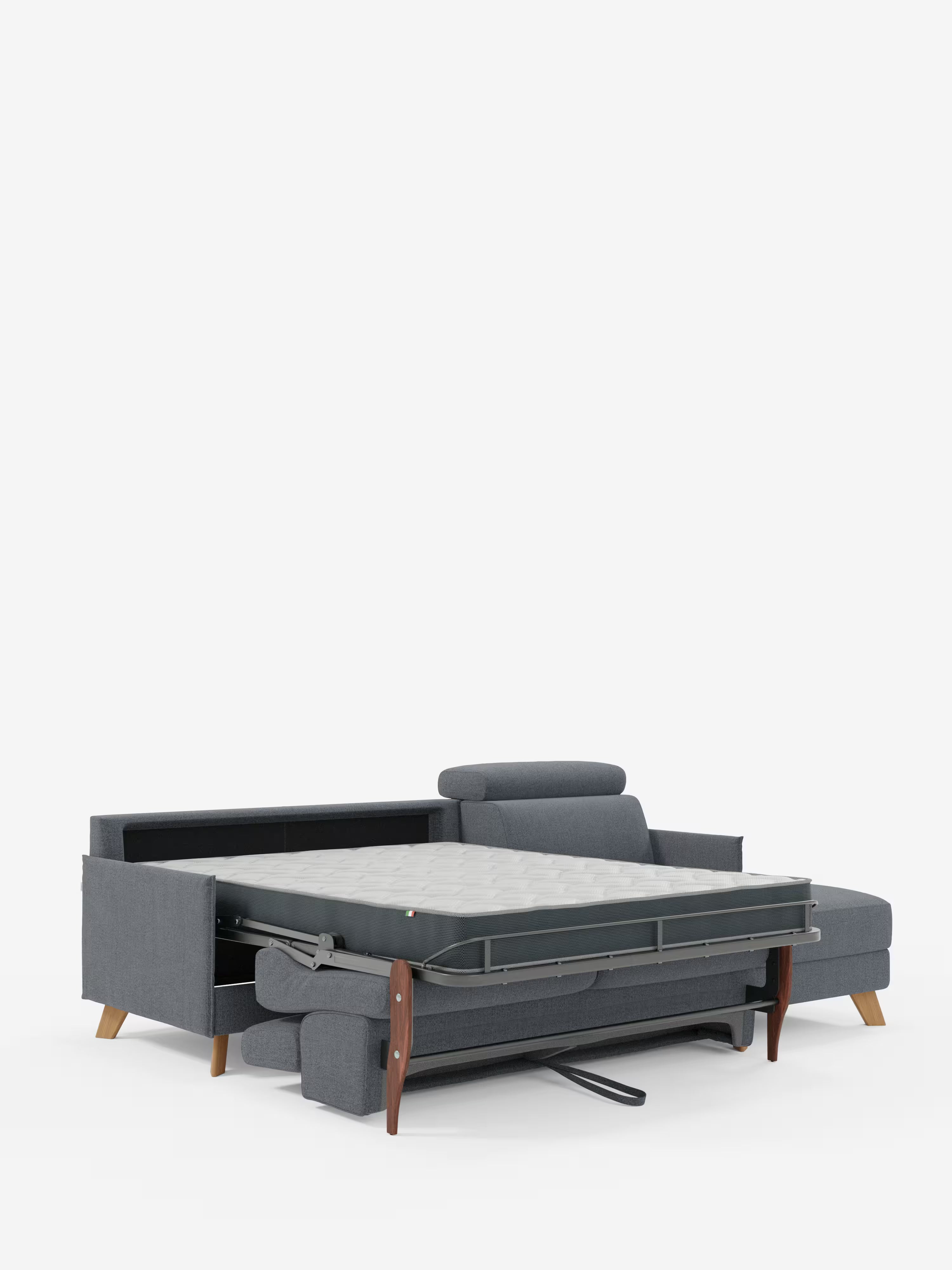 Il divano letto matrimoniale angolare con penisola contenitore e poggiatesta reclinabili "Sole" di Divani.Store è presentato in un moderno tessuto grigio (tessuto smacchiabile T23) con gambe in legno, raffigurato in posizione da letto per mostrare la struttura estraibile e il materasso. Il divano comprende una chaise longue integrata con un’ampia penisola contenitore e un poggiatesta regolabile, il tutto elegantemente presentato in stile scandinavo su uno sfondo bianco a tinta unita.