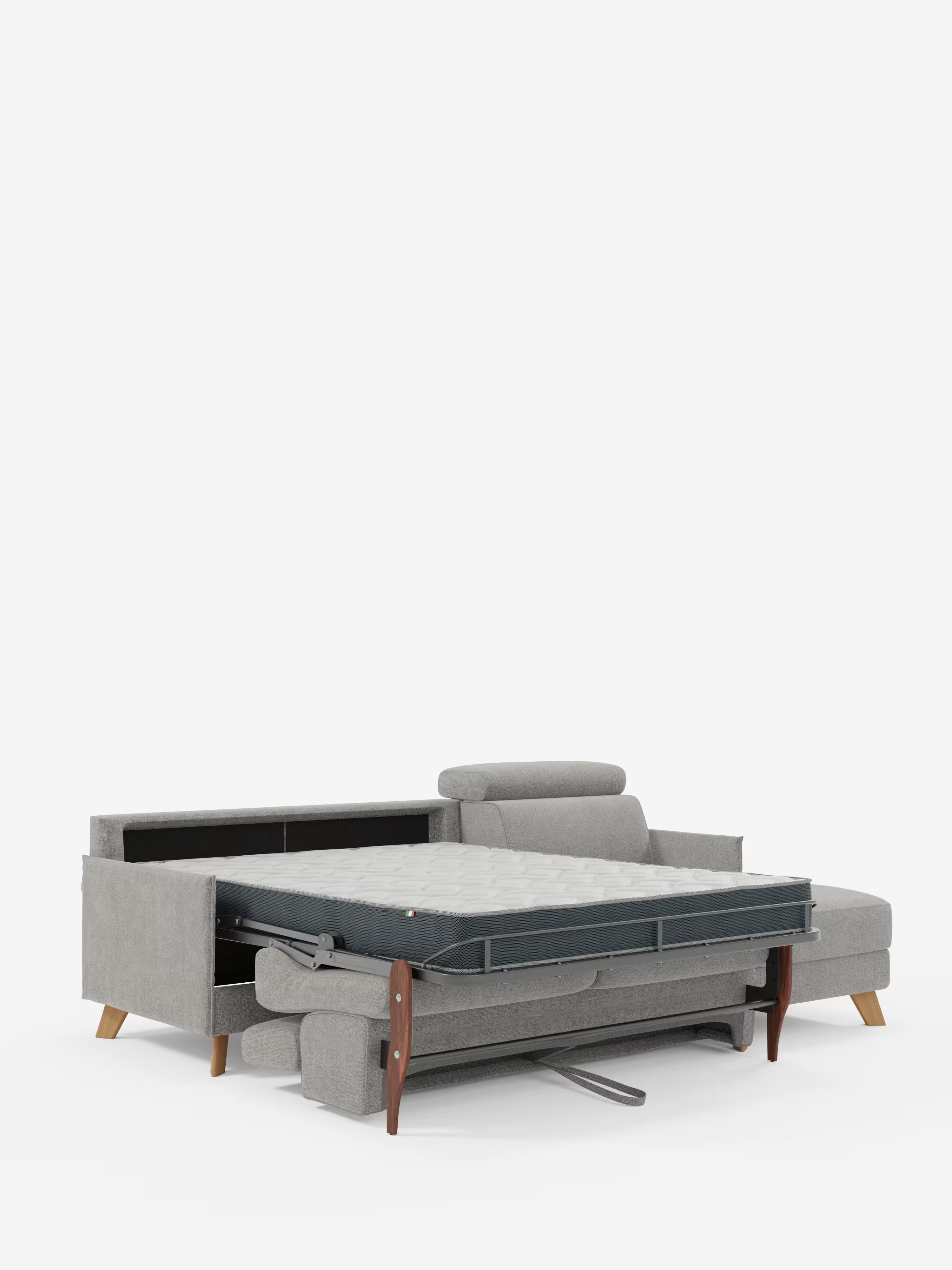 Il divano letto matrimoniale angolare con penisola contenitore e poggiatesta reclinabili "Sole" di Divani.Store è qui presentato in tessuto T23 grigio antimacchia con gambe in legno, trasformabile in un letto spazioso. Lo schienale è aperto per mettere in mostra il pratico contenitore nella penisola, mentre il lato destro presenta una chaise longue dal design di ispirazione scandinava. I poggiatesta regolabili offrono un comfort personalizzabile, il tutto su uno sfondo bianco a tinta unita.
