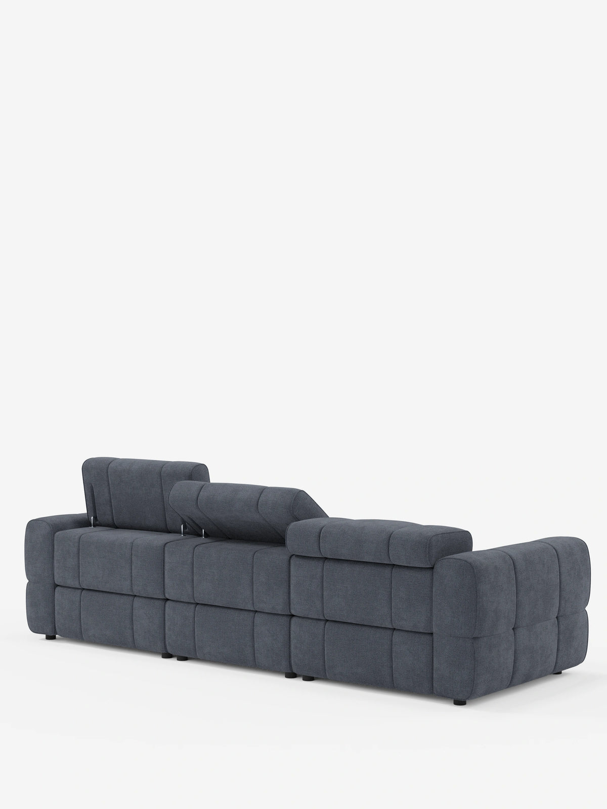 Vista posteriore di un divano modulare Giotto a 4 posti, color grigio scuro, con poggiatesta reclinabili e funzione relax elettrica opzionale, rivestito in tessuto smacchiabile T23, caratterizzato da uno schienale trapuntato e poggiatesta regolabili, su piedini neri bassi.