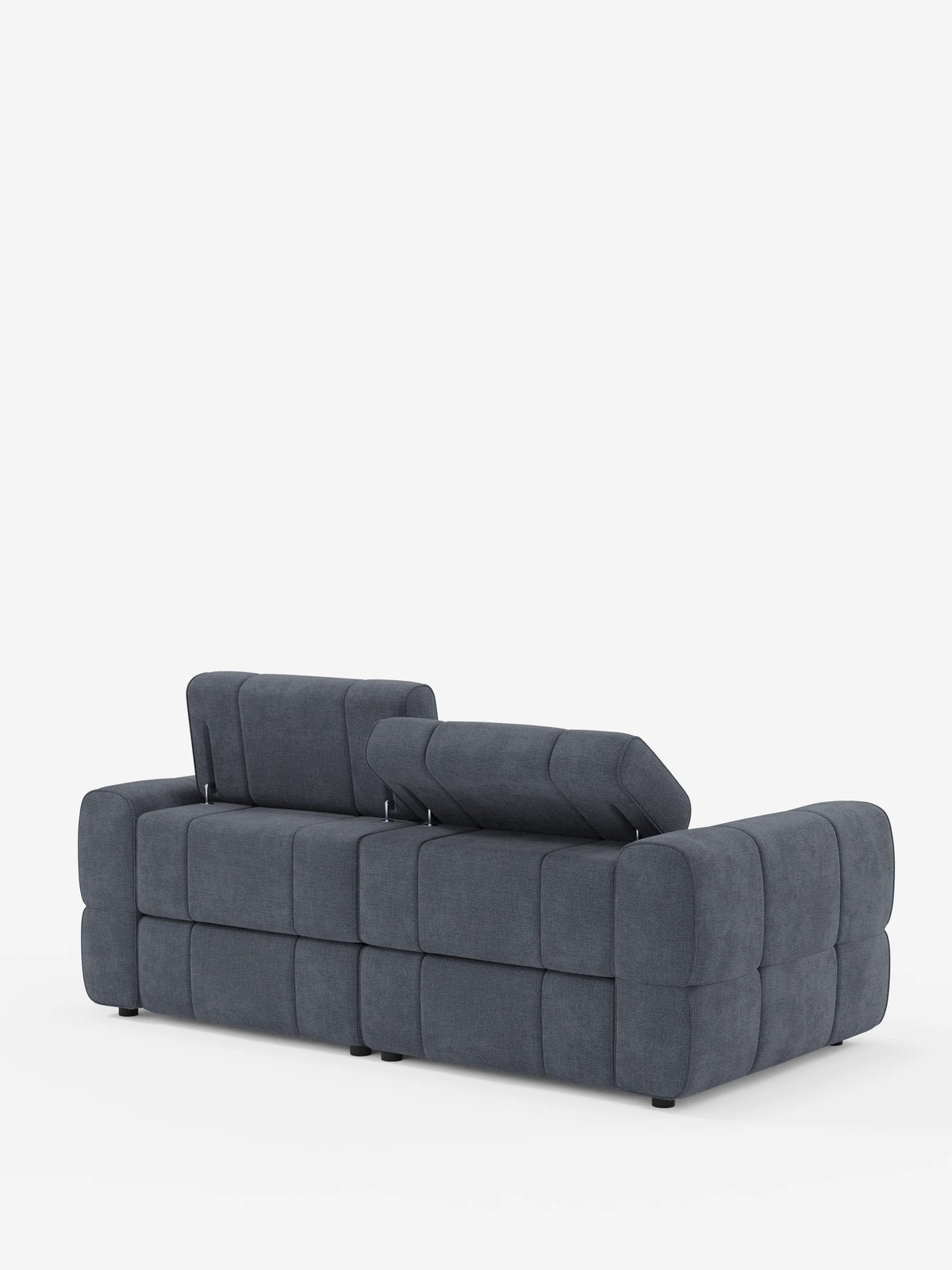 Un divano modulare Giotto a 3 posti color grigio scuro, con poggiatesta reclinabili e funzione relax elettrica opzionale, rivestito in tessuto smacchiabile T23, ripreso da dietro, caratterizzato da un design segmentato e squadrato con poggiatesta regolabili, su uno sfondo bianco a tinta unita.