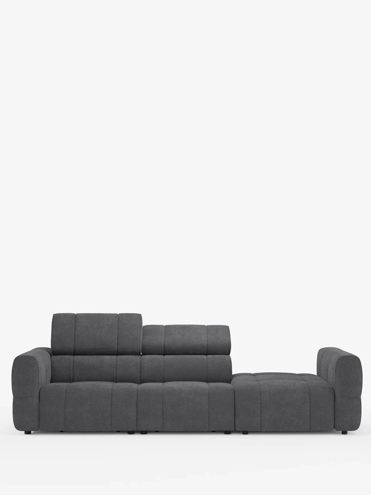 Un divano componibile Giotto color grigio antracite con estremità aperta – opzione relax elettrico in tessuto smacchiabile T23 – spicca su uno sfondo bianco, caratterizzato da un rivestimento imbottito profondo, uno schienale rialzato, una base bassa e un’estremità aperta.