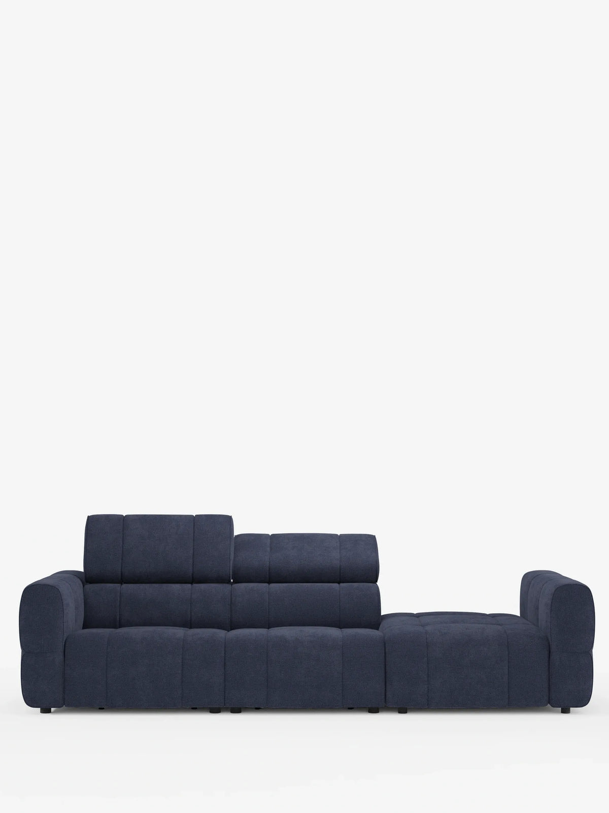 Il divano componibile Giotto con terminale aperto - opzione relax elettrico in tessuto smacchiabile T23 è un divano modulare blu navy caratterizzato da un design basso e squadrato, poggiatesta integrati e un'ampia chaise longue aperta su un lato.