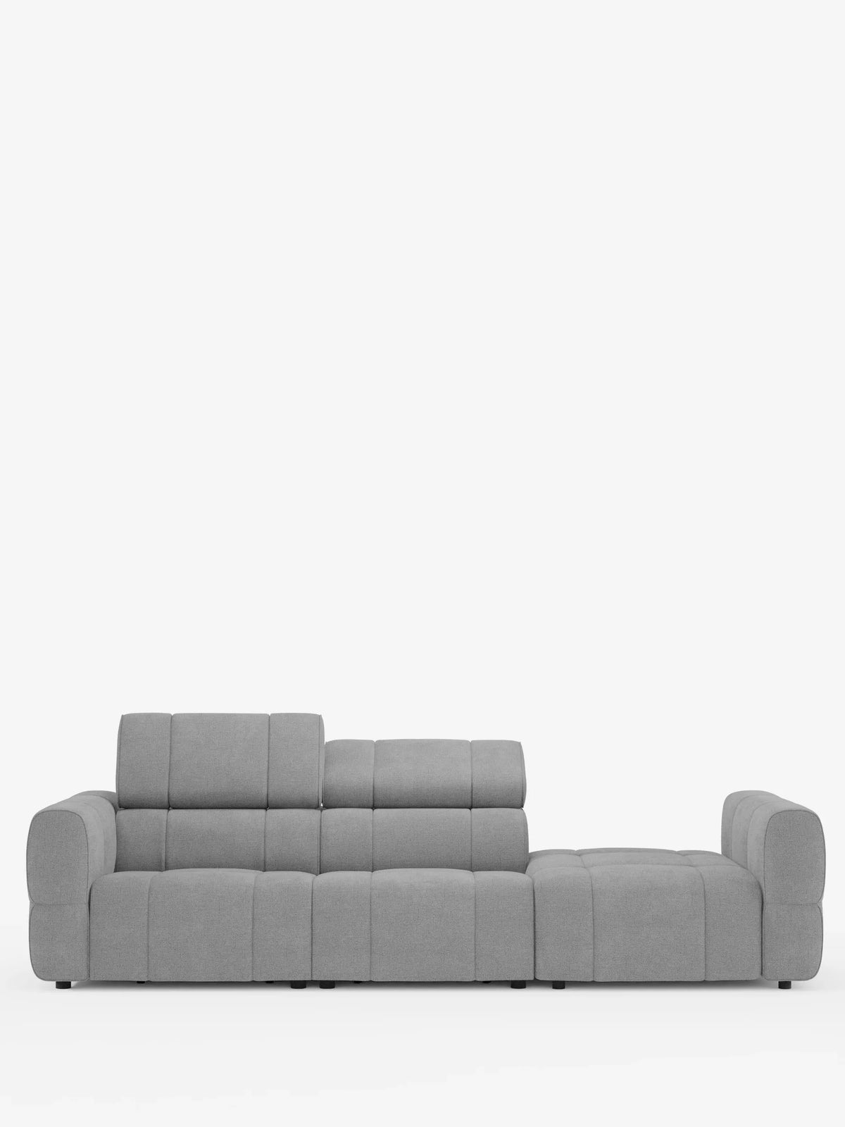 Un divano componibile Giotto Divano grigio chiaro con terminale aperto - opzione relax elettrico in tessuto smacchiabile T23: divano modulare dal design moderno con finitura capitonné, braccioli ribassati, schienali regolabili e chaise longue terminale sul lato destro.