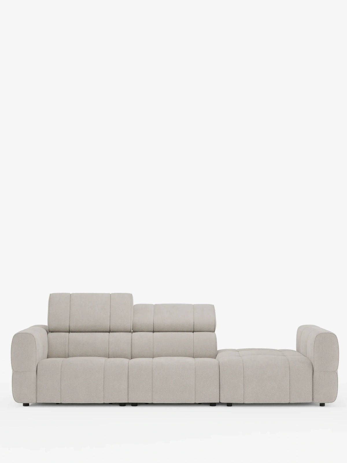 Un divano componibile Giotto Divano in beige chiaro con estremità aperta – opzione relax elettrico in tessuto smacchiabile T23 – è raffigurato su uno sfondo bianco; presenta pannelli con cuciture verticali, uno schienale regolabile e un’estremità aperta.