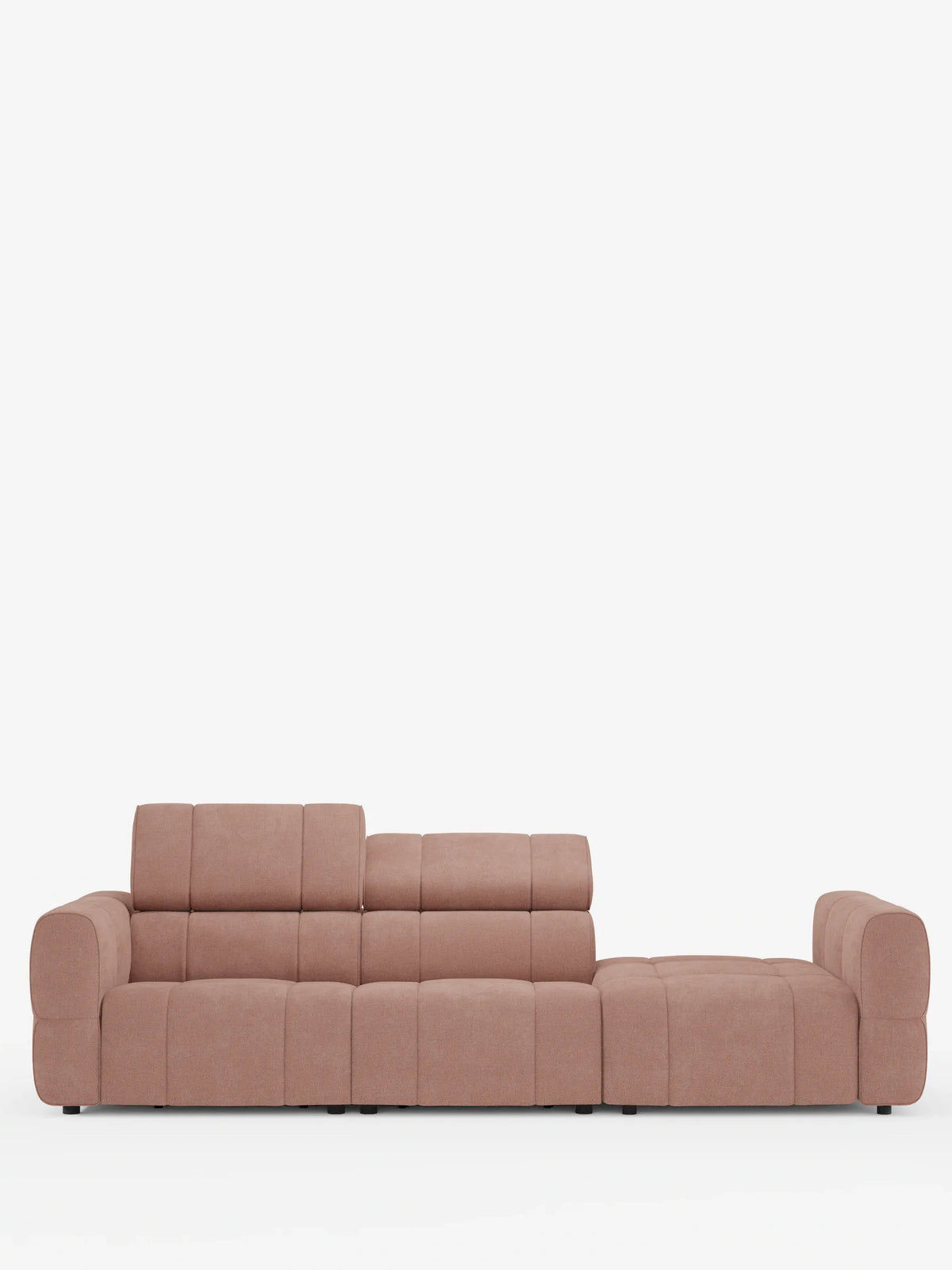 Il divano componibile Giotto con terminale aperto - opzione relax elettrico in tessuto smacchiabile T23 è un divano modulare color rosa antico dal design ribassato, con schienale rialzato sul lato sinistro e seduta terminale aperta su sfondo bianco.