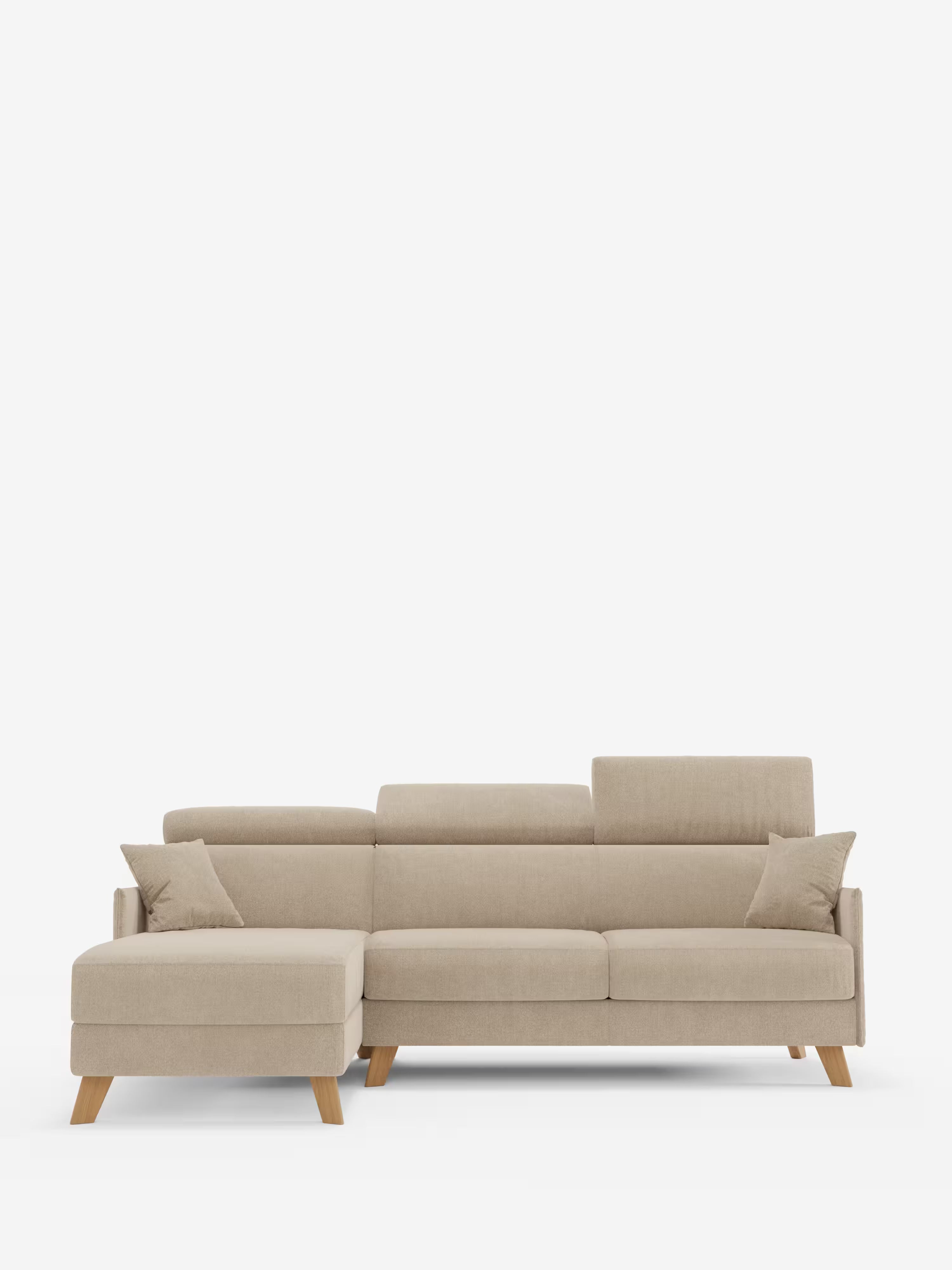 Vi presentiamo il divano letto matrimoniale angolare Sole di Divani.Store: un moderno divano componibile beige in tessuto smacchiabile T23, caratterizzato da gambe in legno chiaro e che incarna lo stile scandinavo. Questo modello comprende una chaise longue sul lato sinistro con una pratica penisola contenitore, schienali verticali con poggiatesta reclinabili regolabili e due cuscini quadrati coordinati. Immagine riproposta su sfondo bianco a tinta unita.