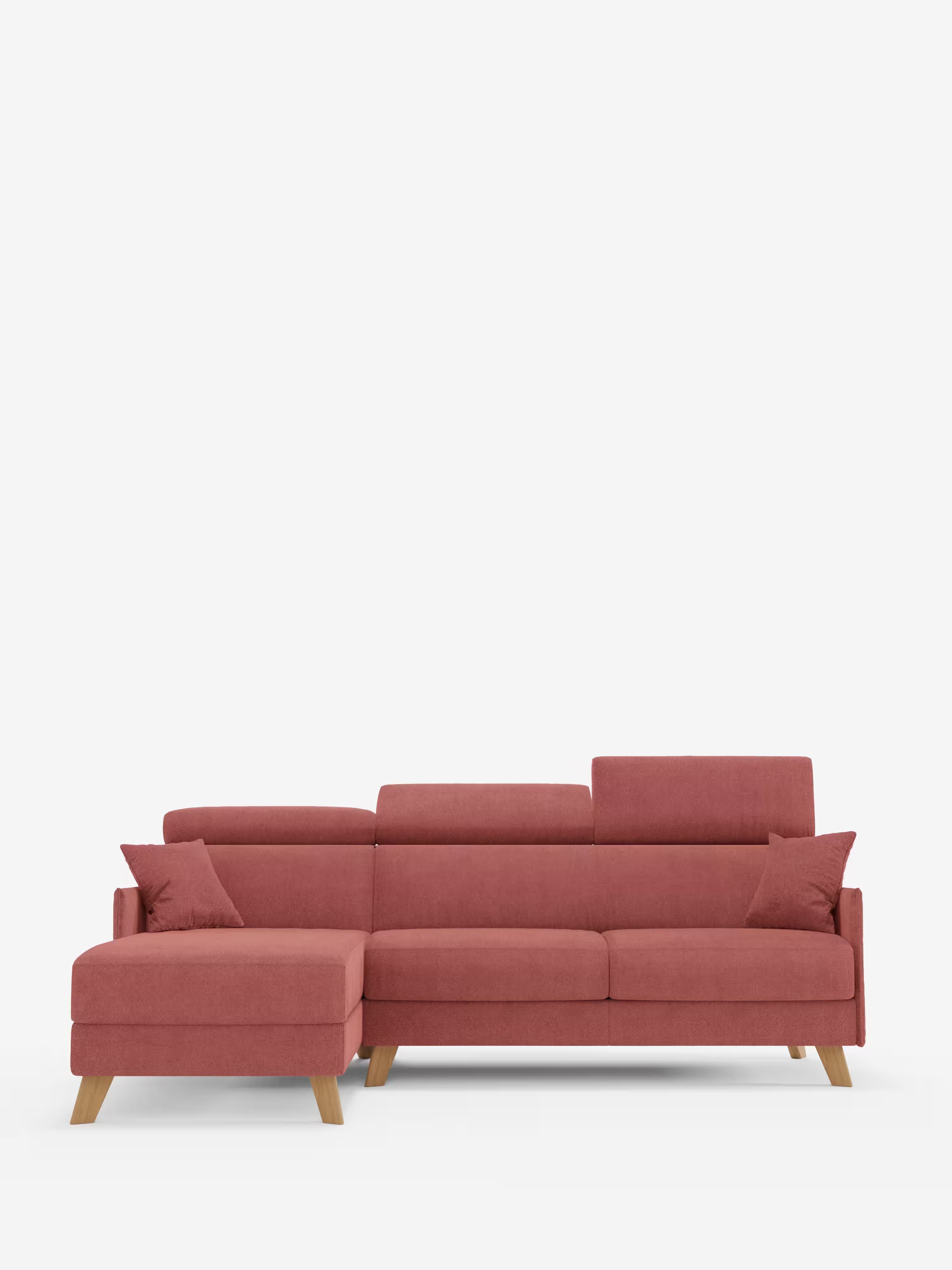 Un elegante e moderno divano componibile a L: il “Sole Divano letto matrimoniale angolare con penisola contenitore e poggiatesta reclinabili” di Divani.Store, qui presentato in tessuto T23 rosso tenue smacchiabile con gambe in legno. È composto da tre moduli di seduta, due cuscini per i braccioli e una chaise longue con penisola contenitore sul lato sinistro. Tutti gli elementi sono progettati in un elegante stile scandinavo e si stagliano su uno sfondo bianco a tinta unita.