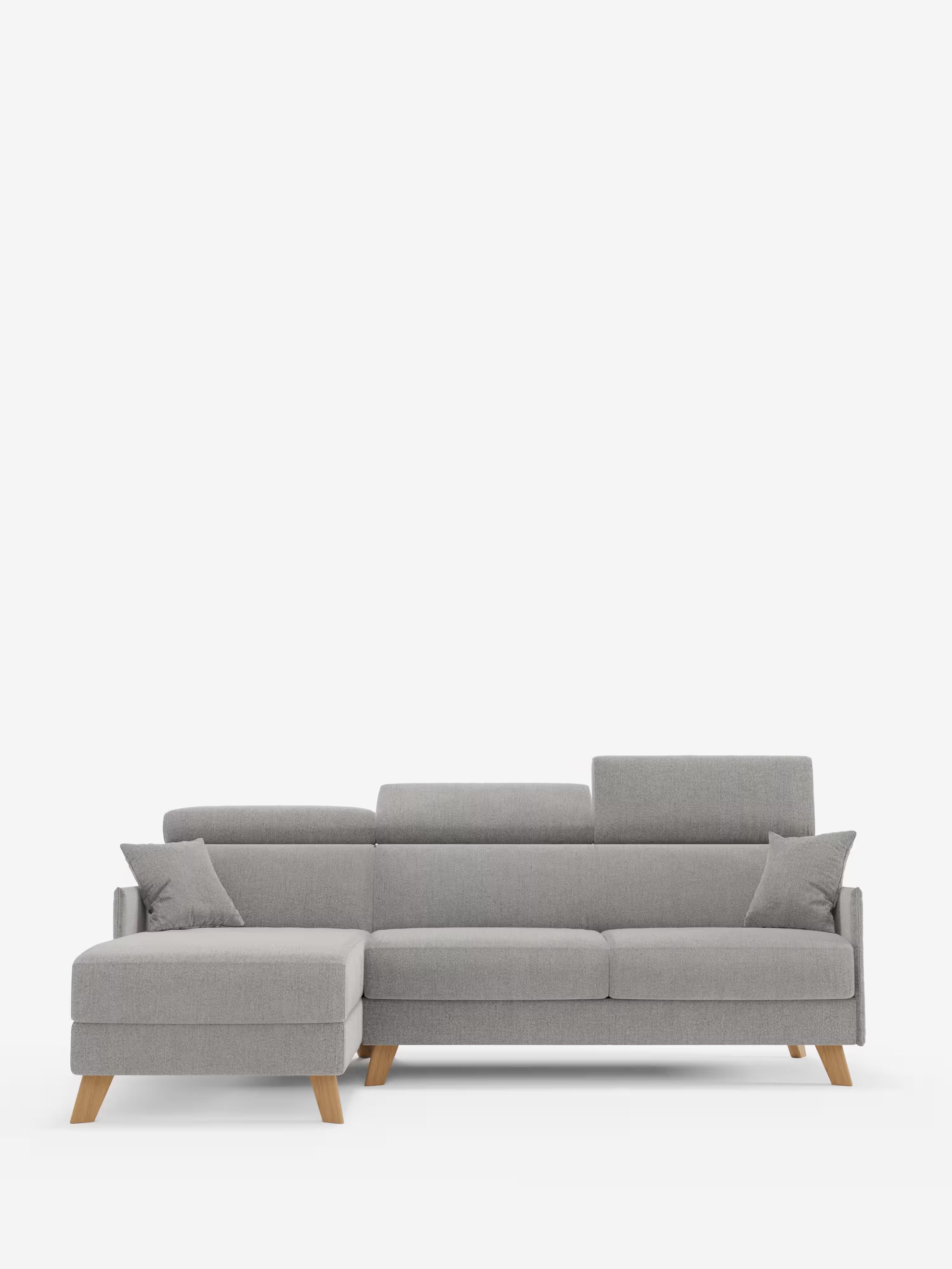 Il divano letto matrimoniale angolare con penisola contenitore e poggiatesta reclinabili "Sole" di Divani.Store è un moderno divano componibile in grigio chiaro, caratterizzato da una chaise longue fissa sul lato sinistro, quattro cuscini coordinati e gambe in legno naturale, il tutto su uno sfondo bianco a tinta unita. Caratterizzato da influenze in stile scandinavo, il suo design minimalista è completato da un rivestimento liscio e pulito realizzato in tessuto T23 facile da pulire.